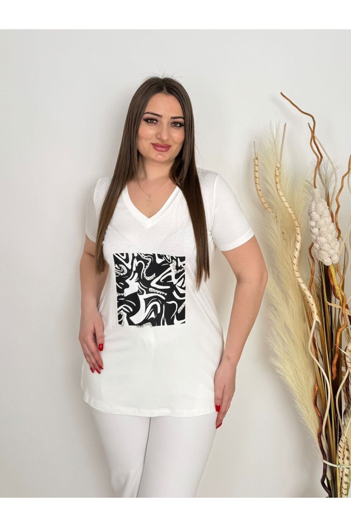 DE WHITES BÜYÜK BEDEN BASKILI VE TAŞLI VİSCON KISA KOL LİKRALI BLUZ