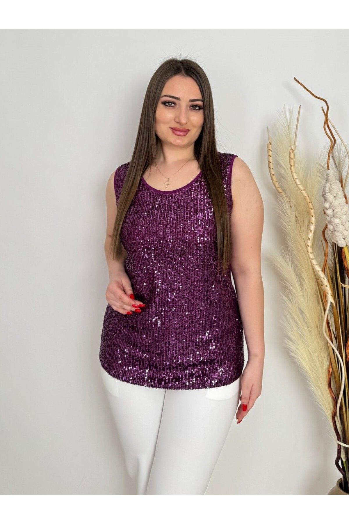 DE WHITES BÜYÜK BEDEN ÖNÜ PUL PAYET İŞLEMELİ KOLSUZ VİSCON LİKRALI BLUZ