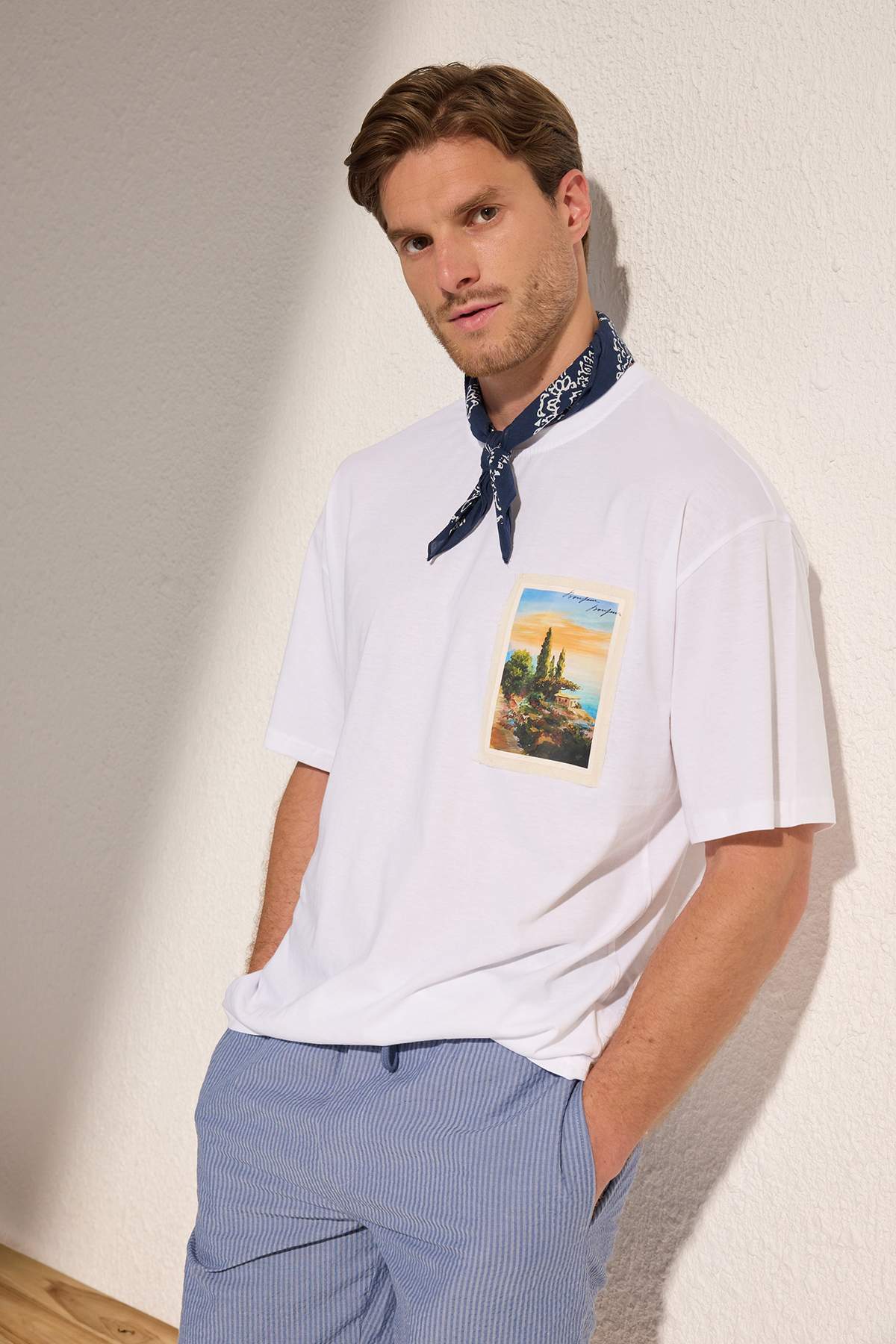 Trendyolmilla Man Beyaz Oversize/Geniş Kesim Bisiklet Yaka Aplike Manzara Baskılı T-Shirt TMNSS25TS00220