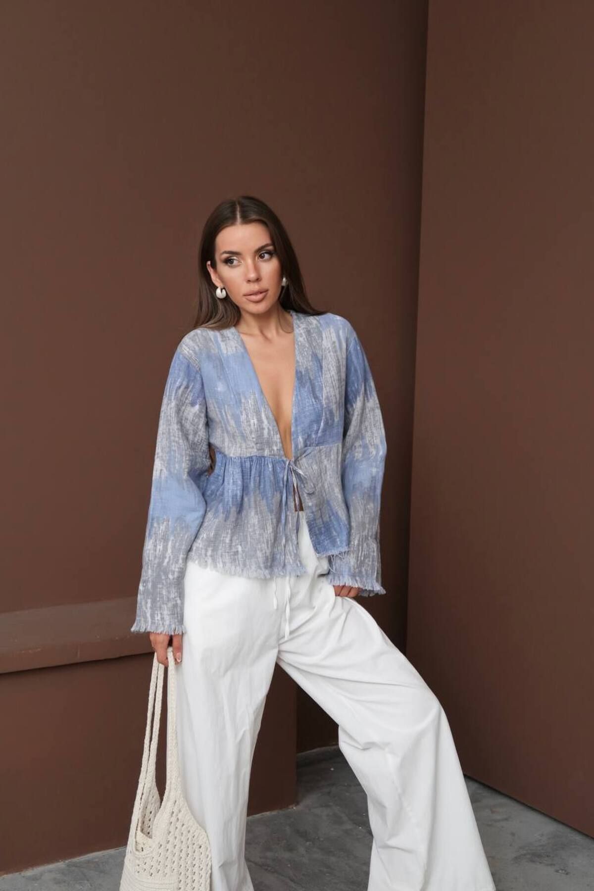 FEMMESTUDIO Kadın V Yaka Renk Desenli Bağlama Detaylı Yumoş Müslin Kimono