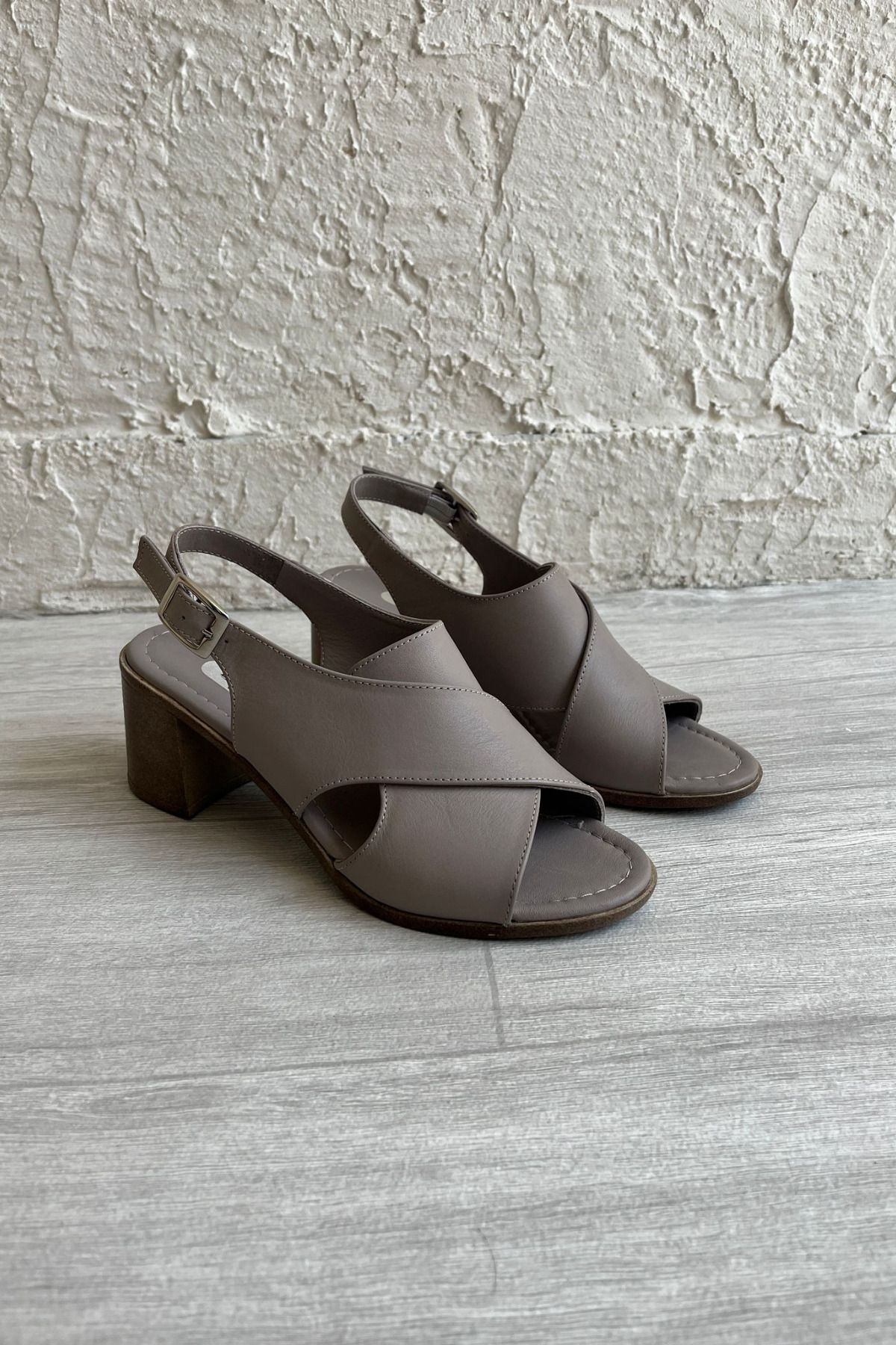 ERDİ AKAY Kadın Hakiki Deri Topuklu Comfort Sandalet