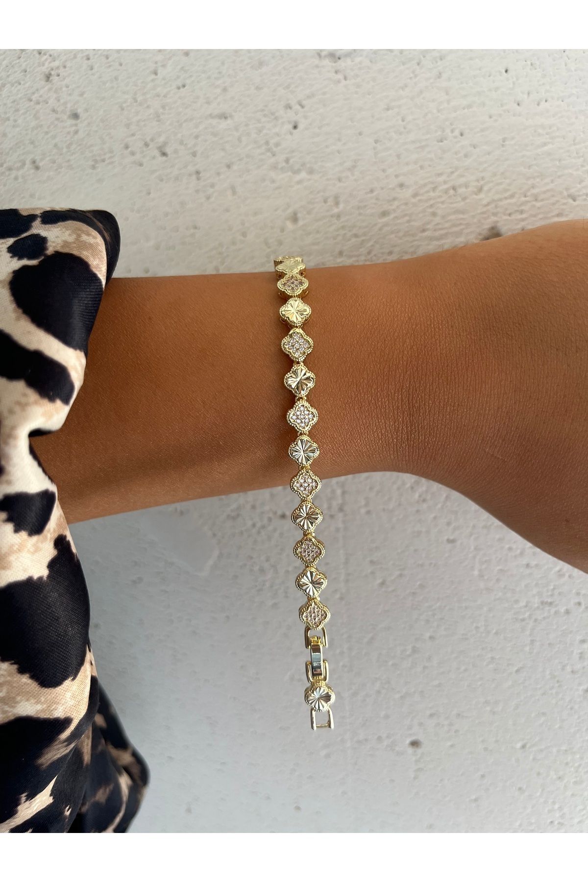 FASHİON JEWELRY Mini Boy 14 K Altın Kaplama Taşlı Çiçekli Bileklik Modeli Vip Kalite One Cleef
