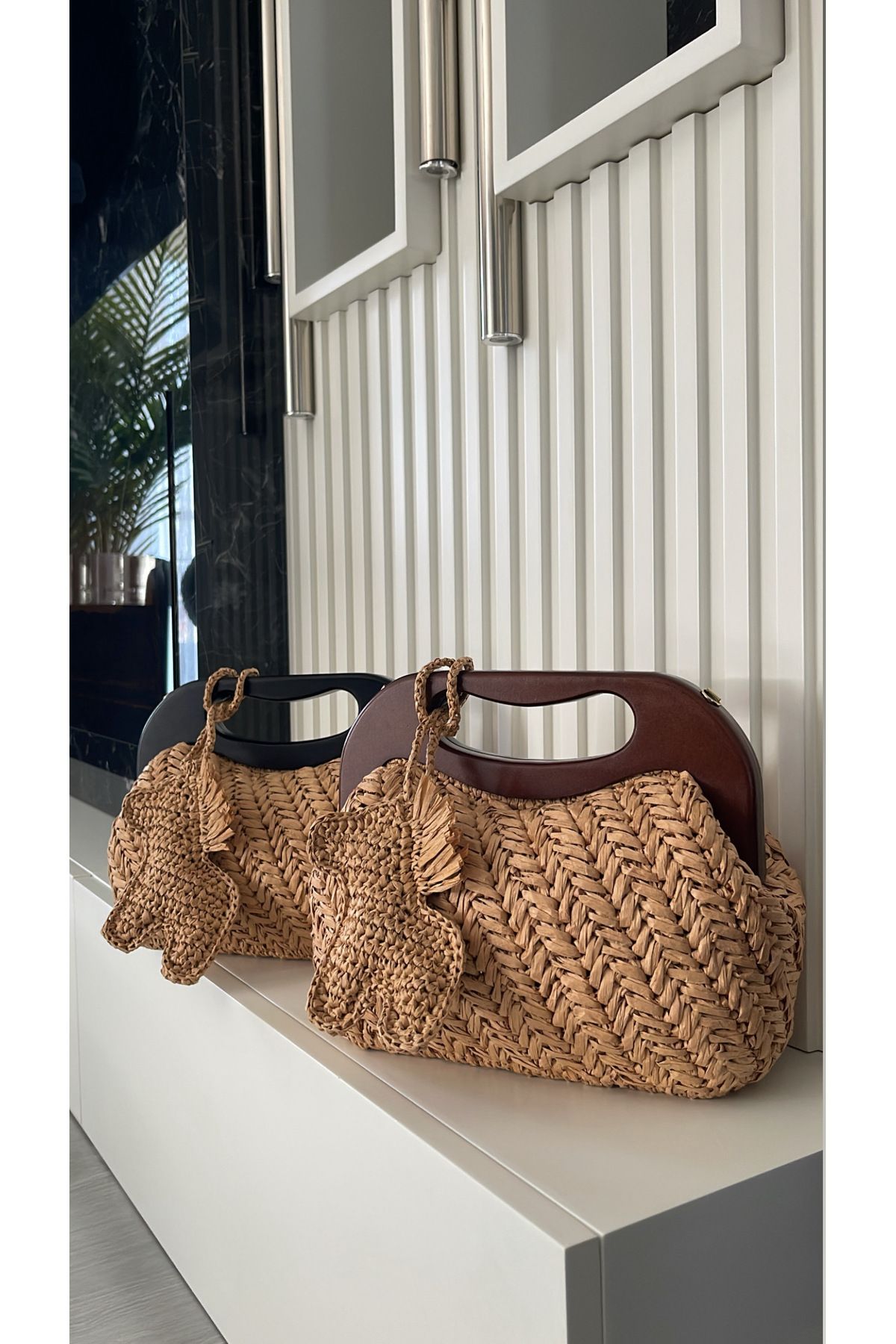 WOMANBAG HASIR AHŞAP BURS AT FİGÜR CHARMLI TASARIM CLUTCH EL OMUZ ÇANTASI 35X25CM
