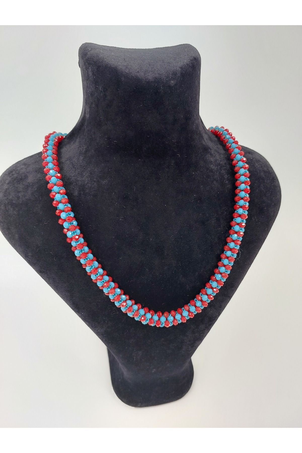 R G Handmade Design El Yapımı Kırmızı Mavi Spiral Boncuk Kolye – Kristal Parlaklığında Özgün Tasarım
