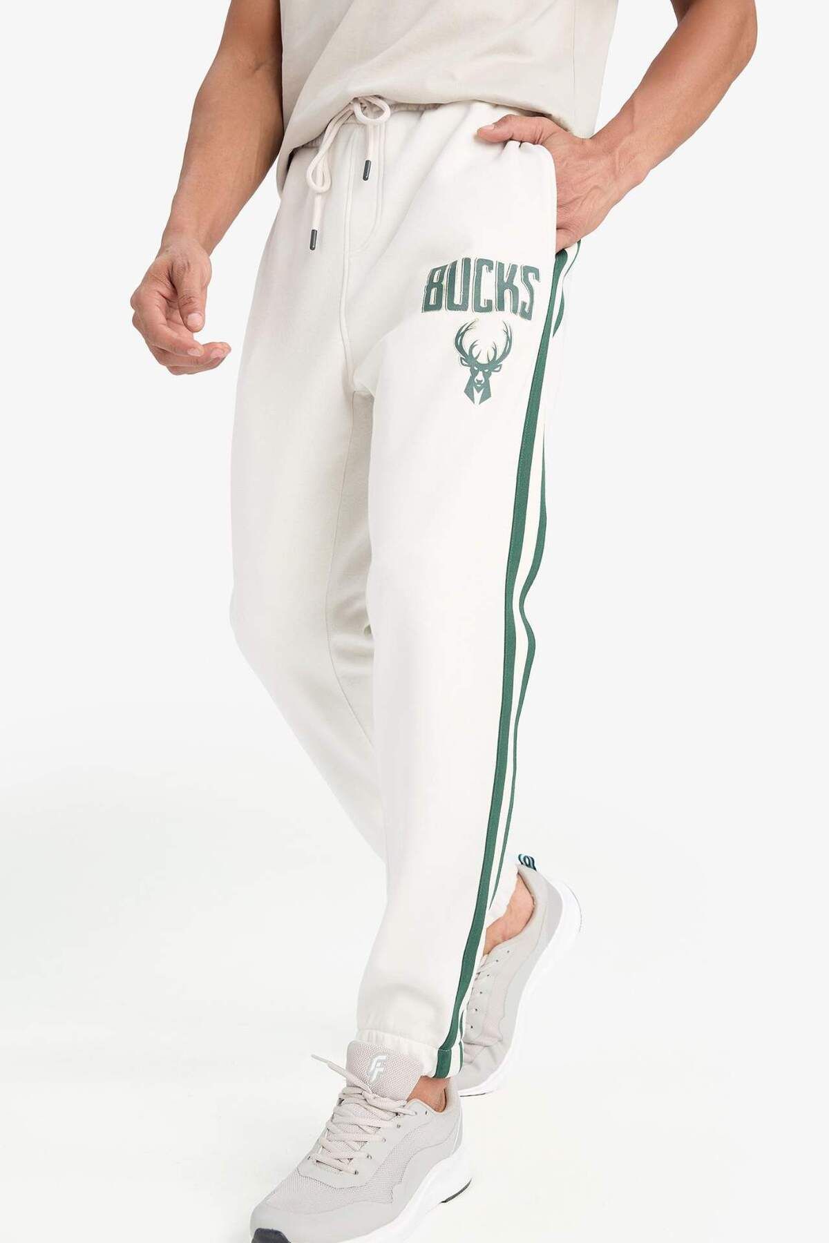 DeFacto DeFactoFit NBA Milwaukee Bucks Standart Fit Cepli Kalın Sweatshirt Kumaşı Jogger Z6055AZ24WN