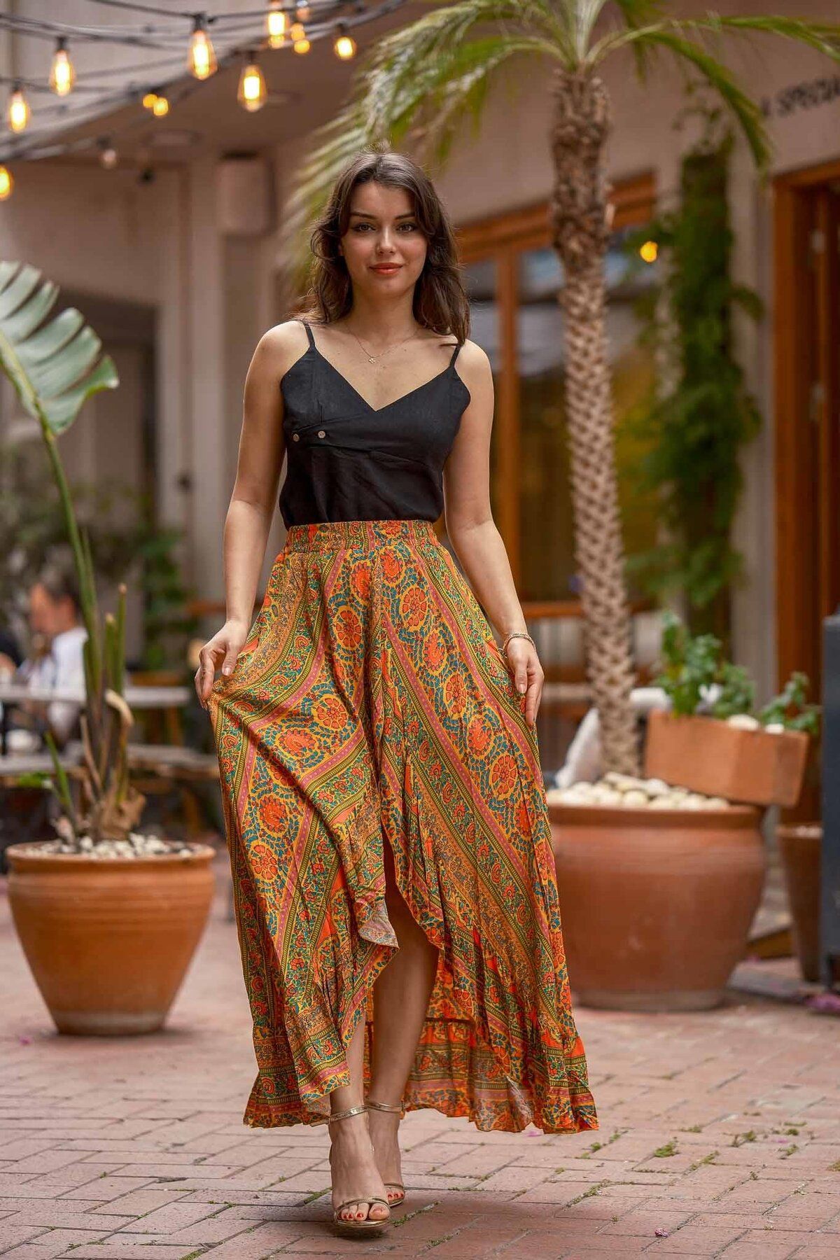 Miss Boheme Turuncu Renk Derin Ön Yırtmaçlı Fırfırlı Uzun Şort Etek