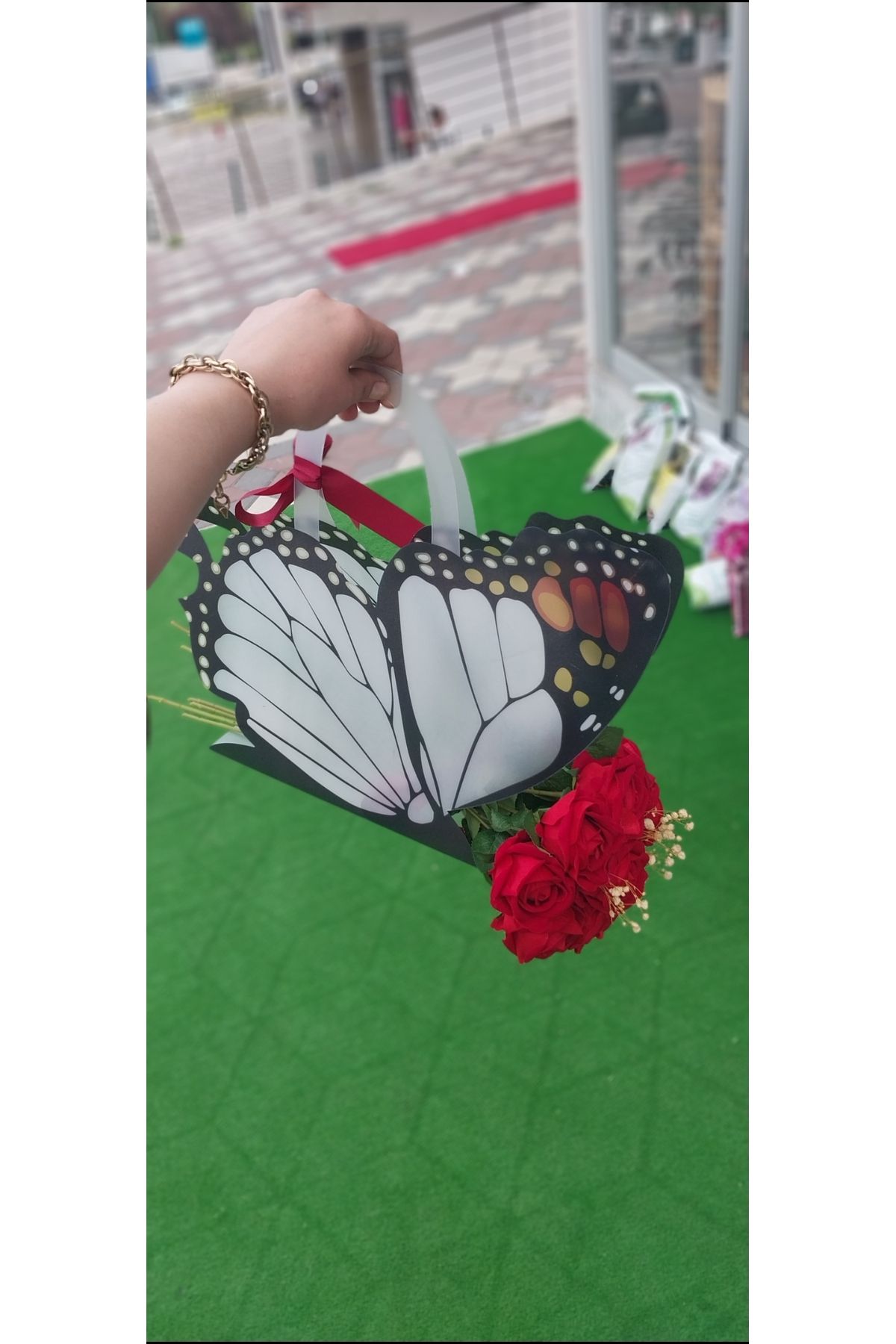 ÇiçekDeryası Kelebek çanta da gül buketi