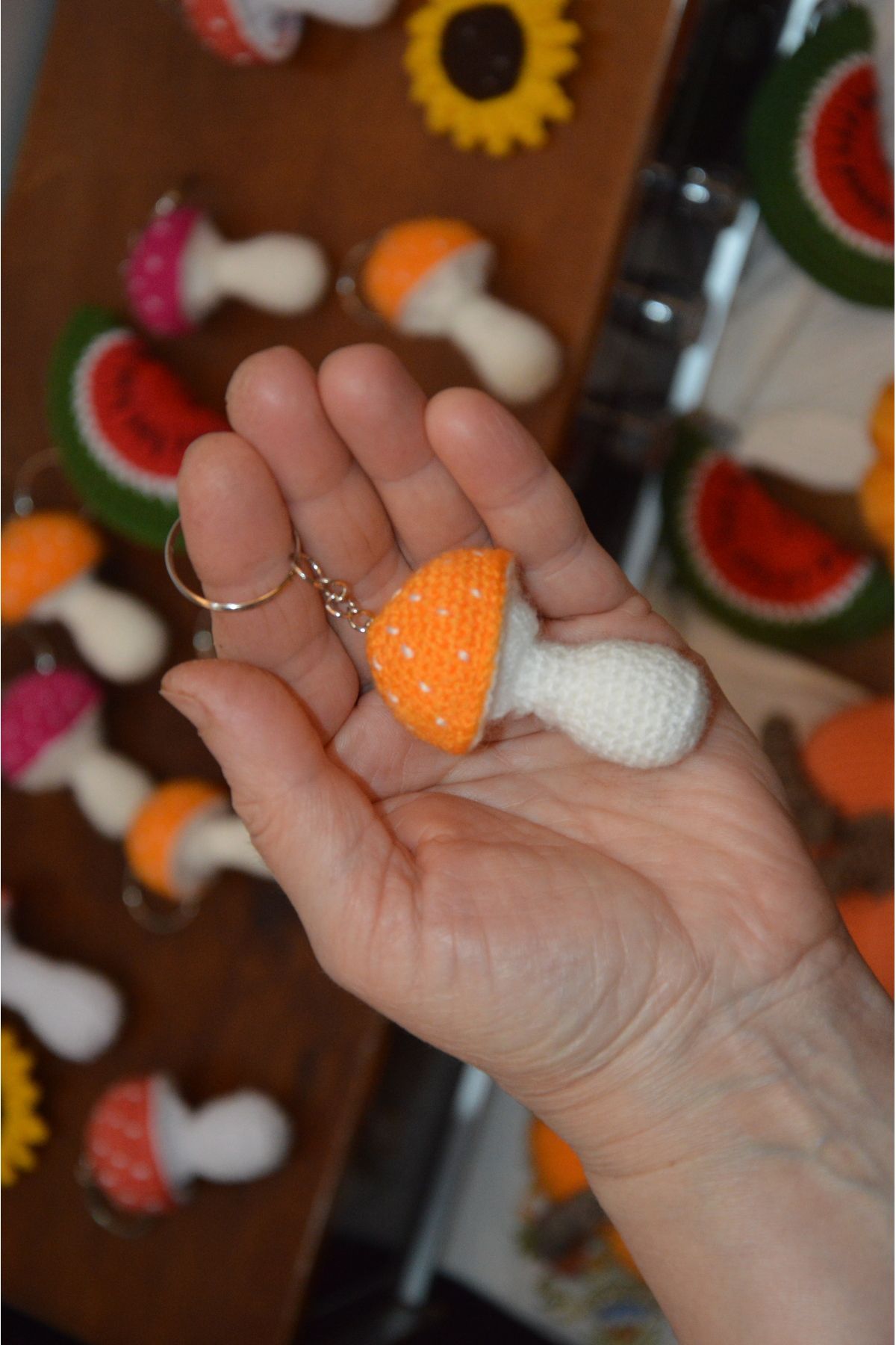 Perinin Elleri Tığ Örgü Amigurumi Mantar Anahtarlık - El Emeğiyle (Orta)