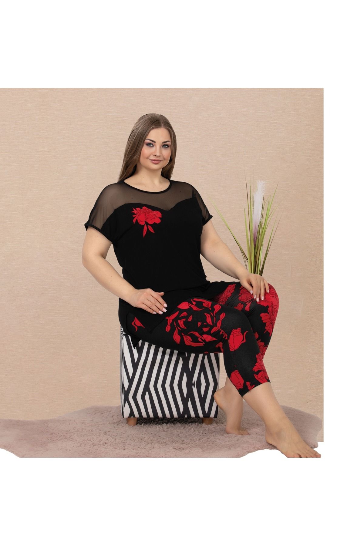 Lady Lingerie Kısa Kollu,Çiçek Desenli,Kapri Taytlı Battal Beden Kadın Pijama Takımı