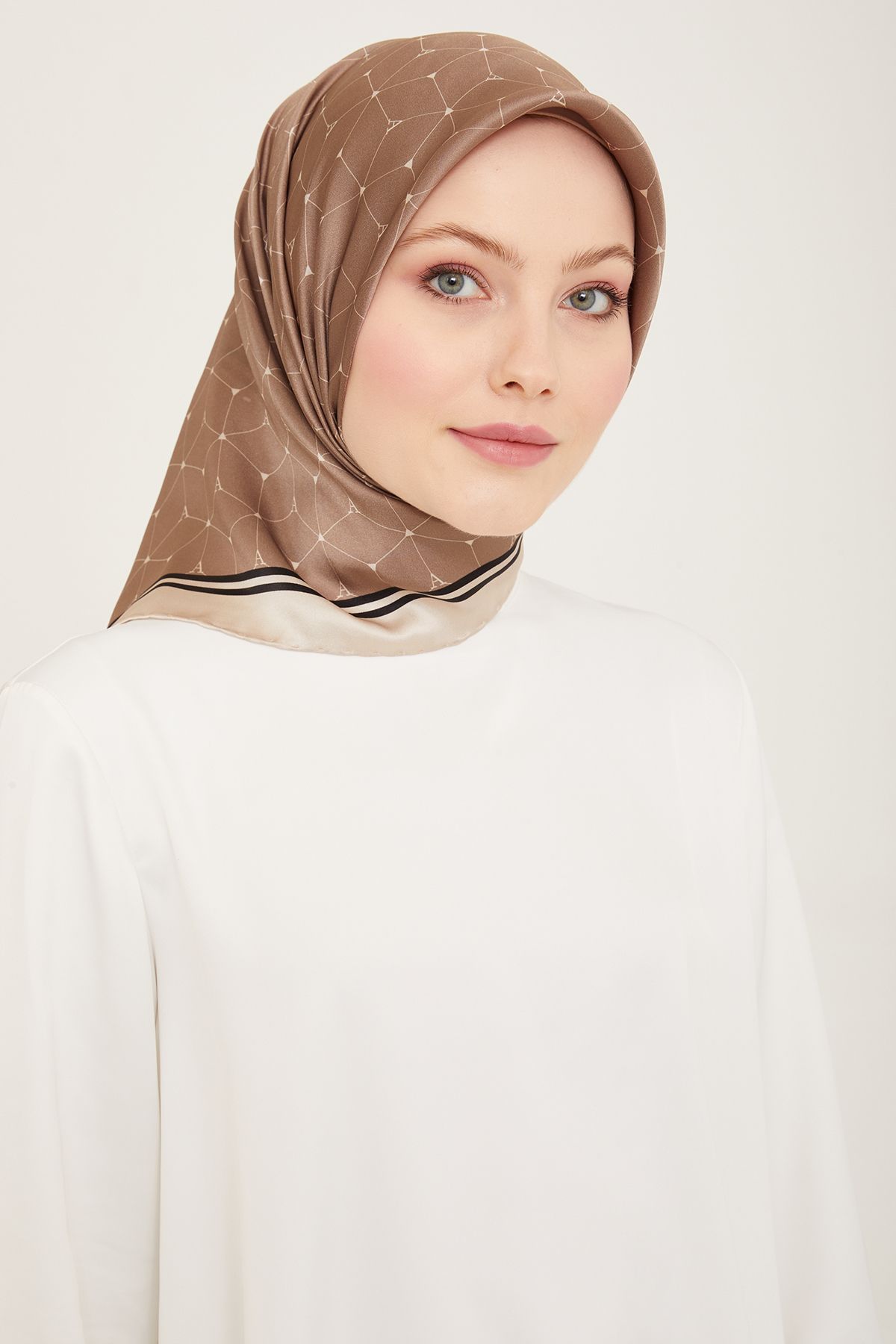 Armine Nostalji Serisi İpek Sura Eşarp 9166DS-32 Geometrik Desen VİZON