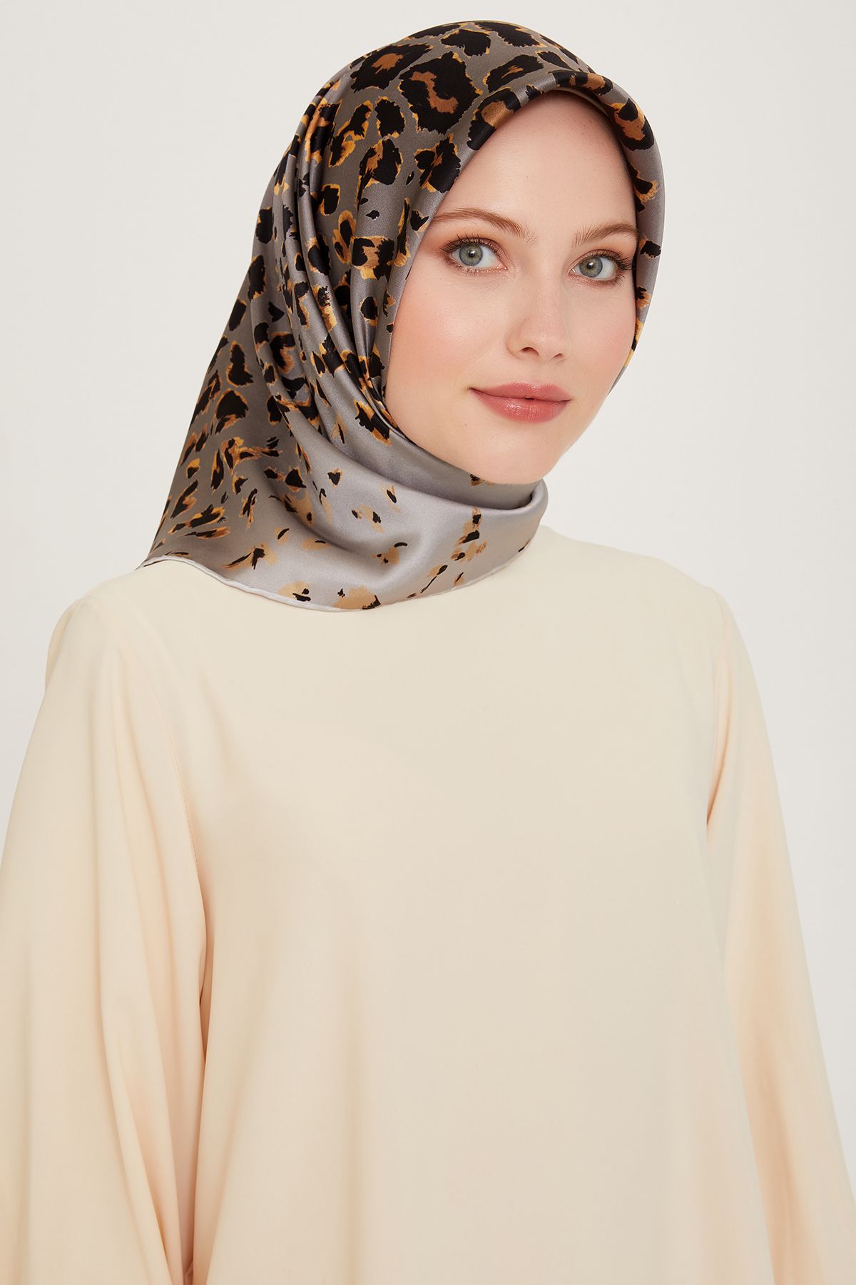 Armine Nostalji Serisi İpek Twill Eşarp 9249D-31 Leopar Desen GRİ-GOLD