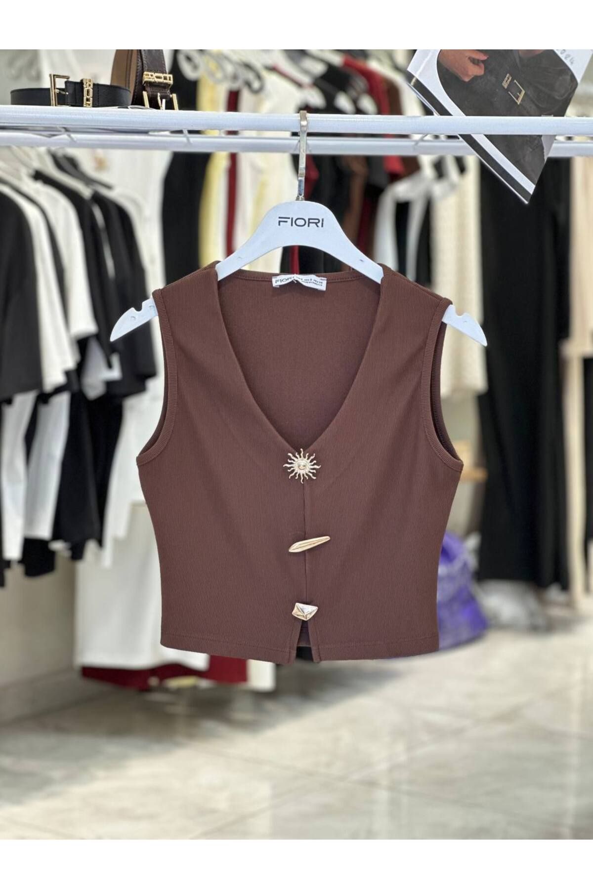 FioriModa Drapeli V Yaka Güneş Aksesuarlı Bluz