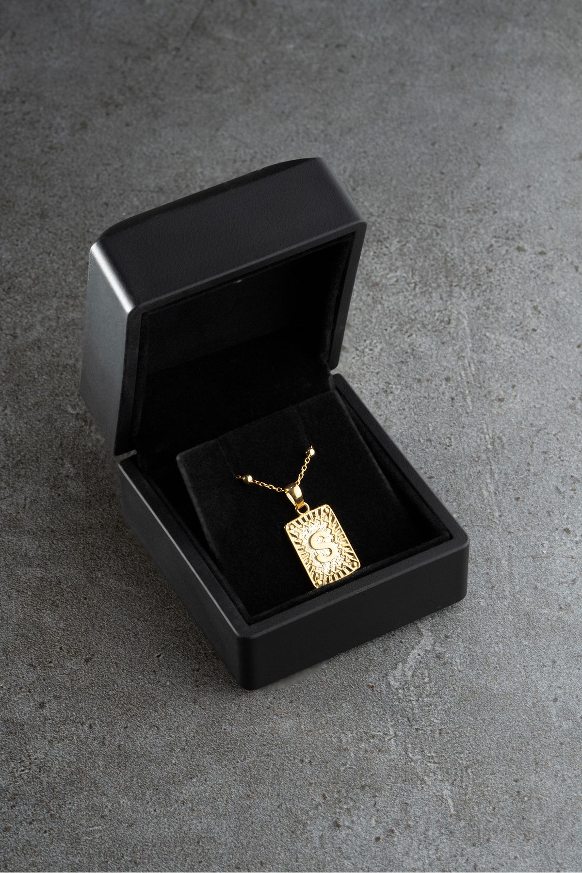 Silvano Jewelry 925 Ayar Gümüş Işıklı Kutuda Kişiye Özel Plaka Harf Kolye