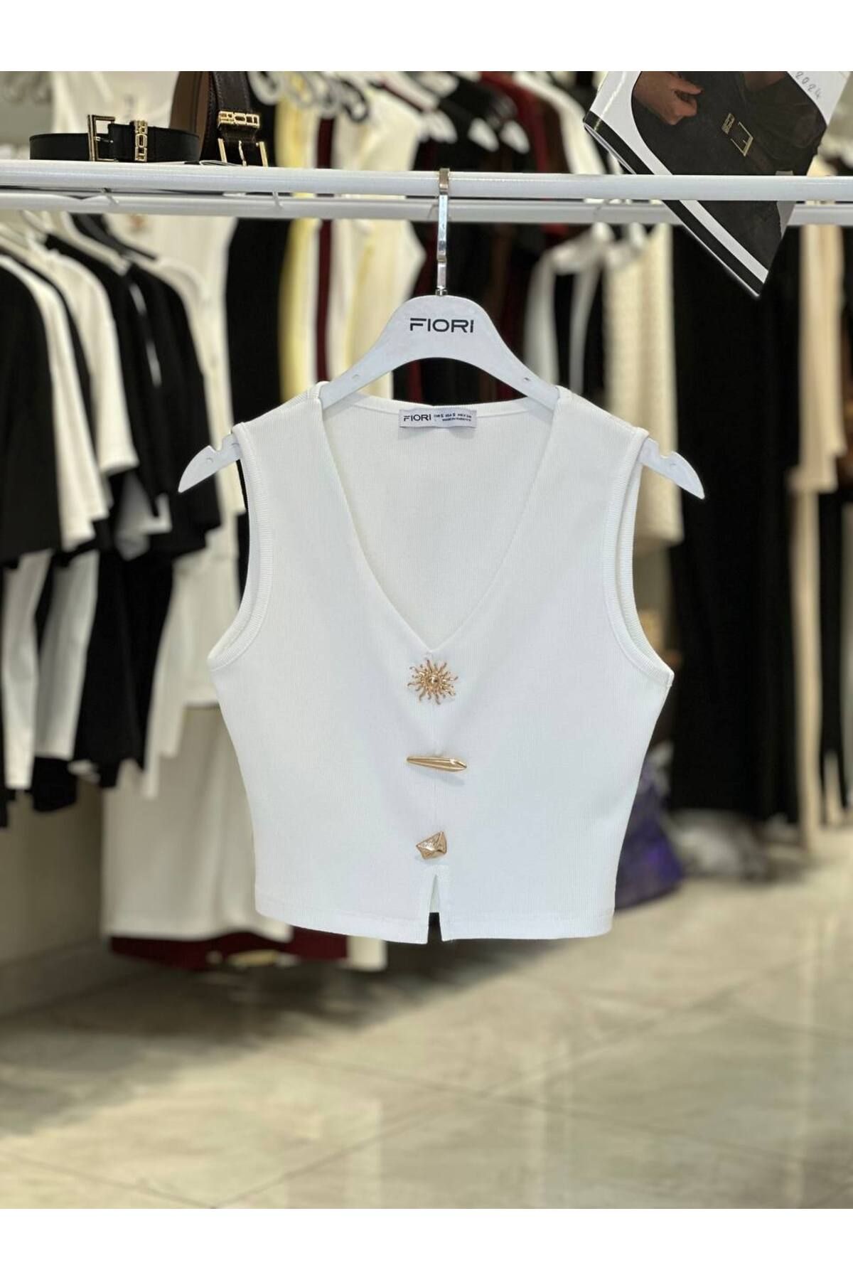 FioriModa Drapeli V Yaka Güneş Aksesuarlı Bluz