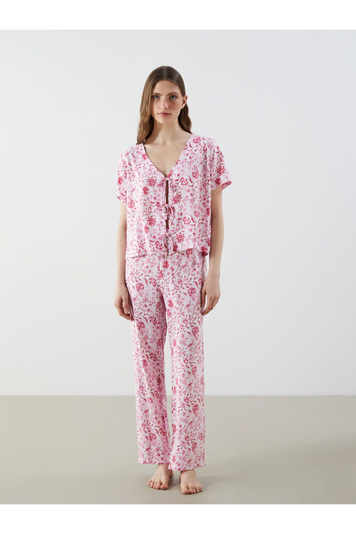 LC Waikiki Yeni Sezon V Yaka Desenli Kadin Pijama Takimi - S5P474Z8