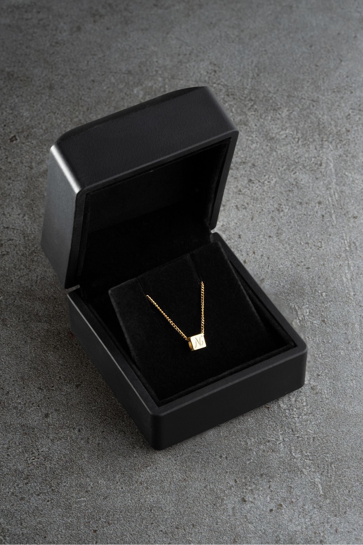Silvano Jewelry 925 Ayar Gümüş Işıklı Kutuda Kişiye Özel Küp Harf Kolye