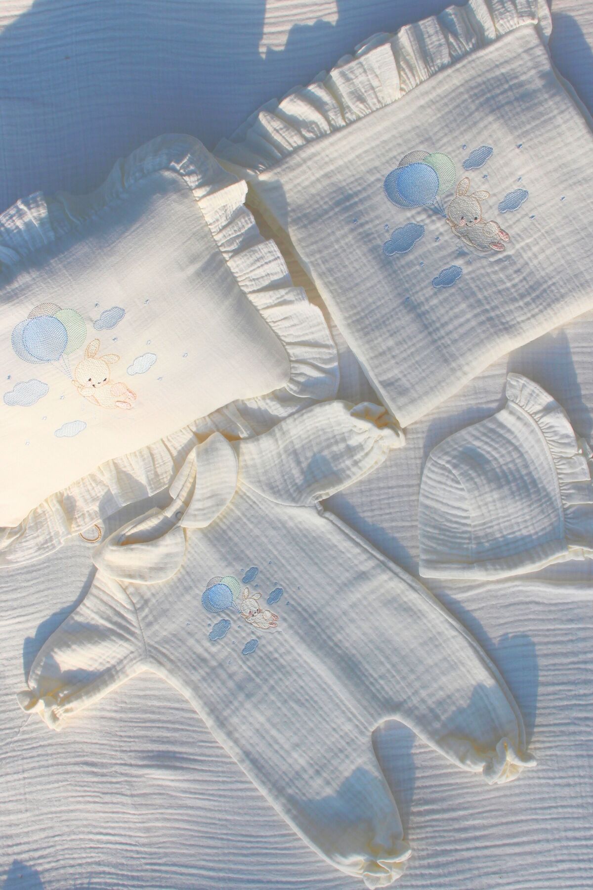 BabiesFirst Balonlu Tavşan 5li Yenidoğan Tulum Bebek Seti - %100 Pamuk Battaniye, Tulum, Şapka, Yastık