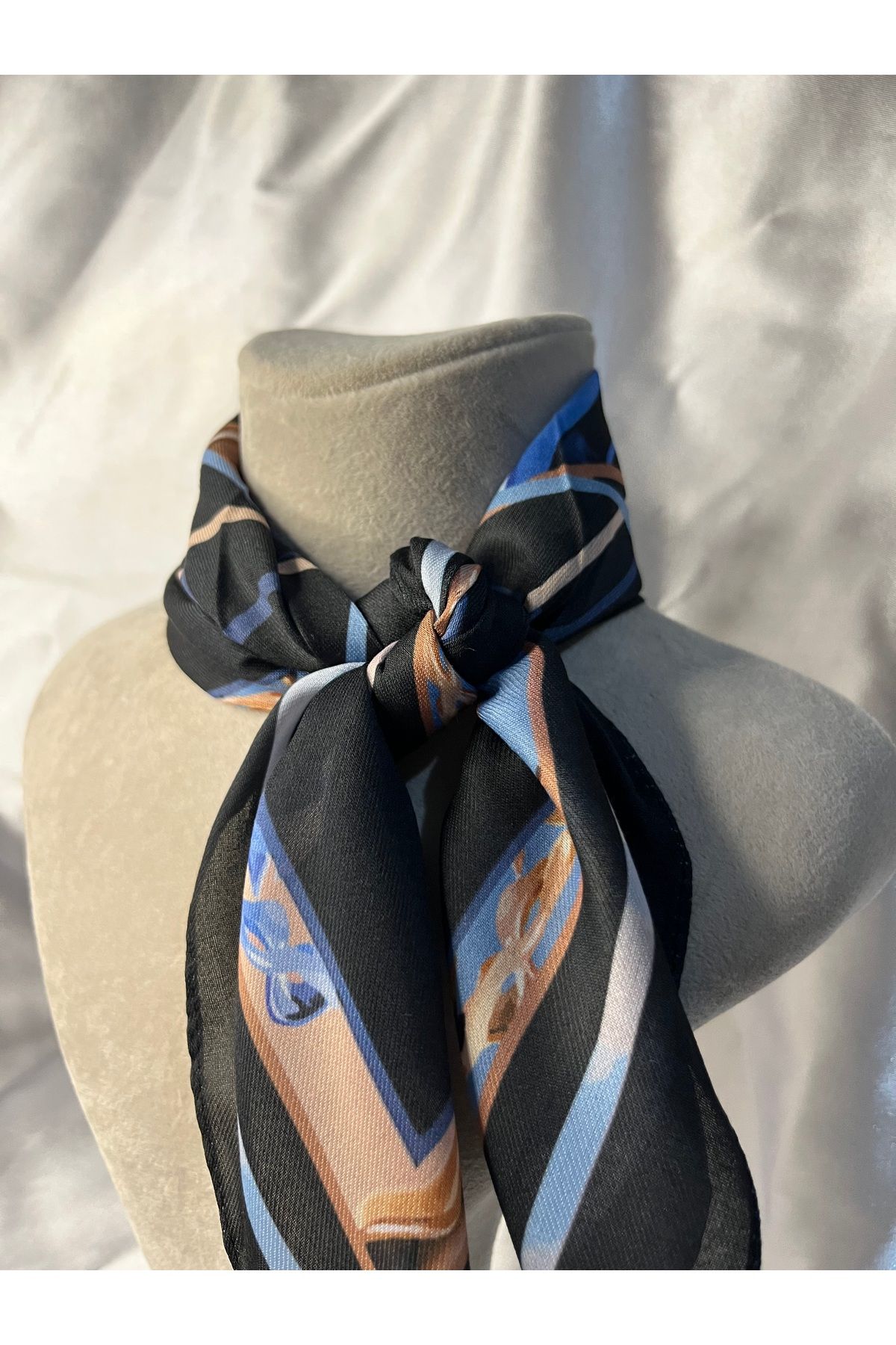 Fam&Co Jewelry Kadın Erkek Unisex Sanatsal Desenli Soft Fular – Siyah Zemin Üzerine Geometrik Tasarım