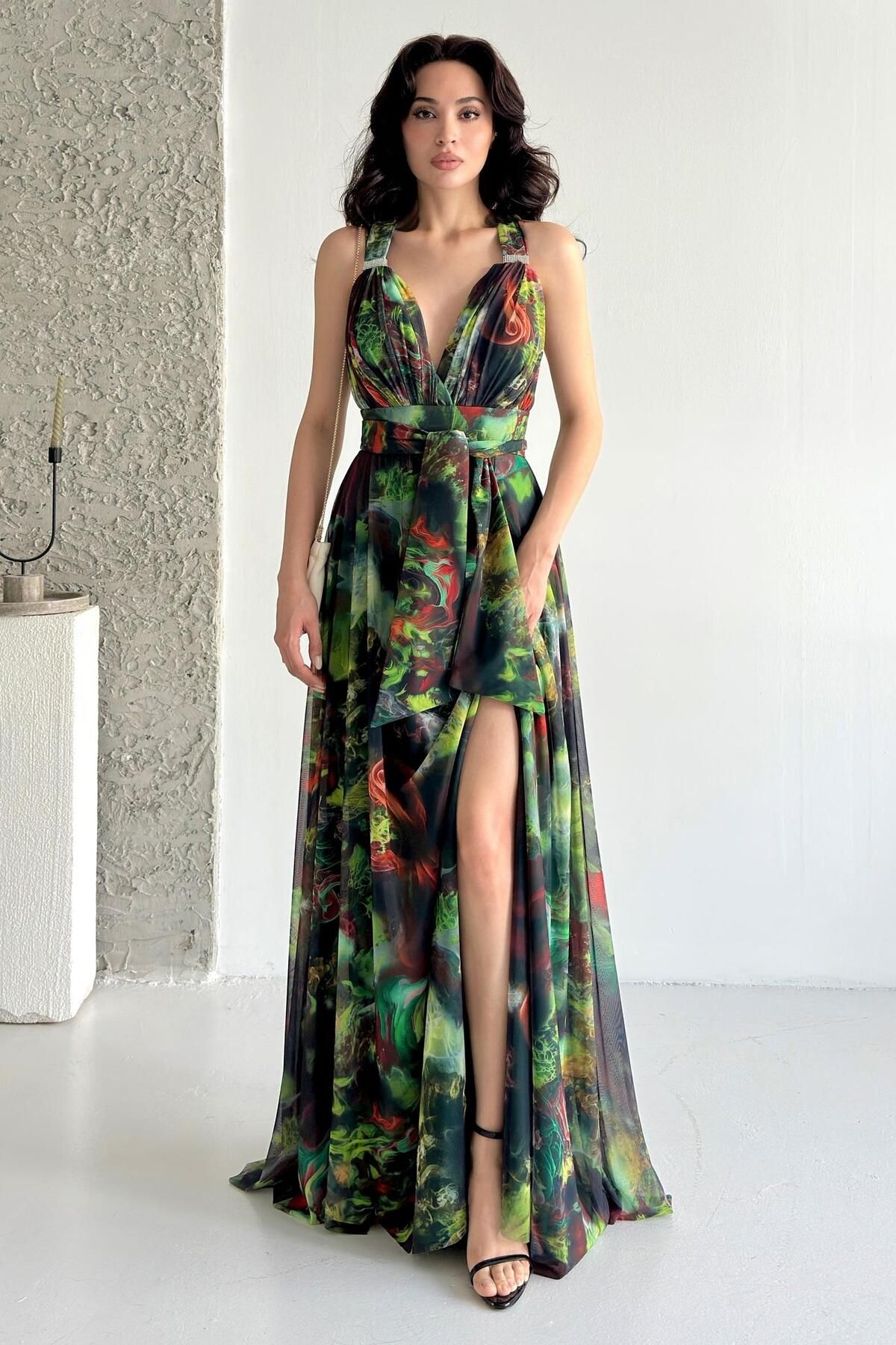 Serica Moda Yeşil Desenli Bağlamalı Yırtmaç Detaylı Maxi Şifon Abiye