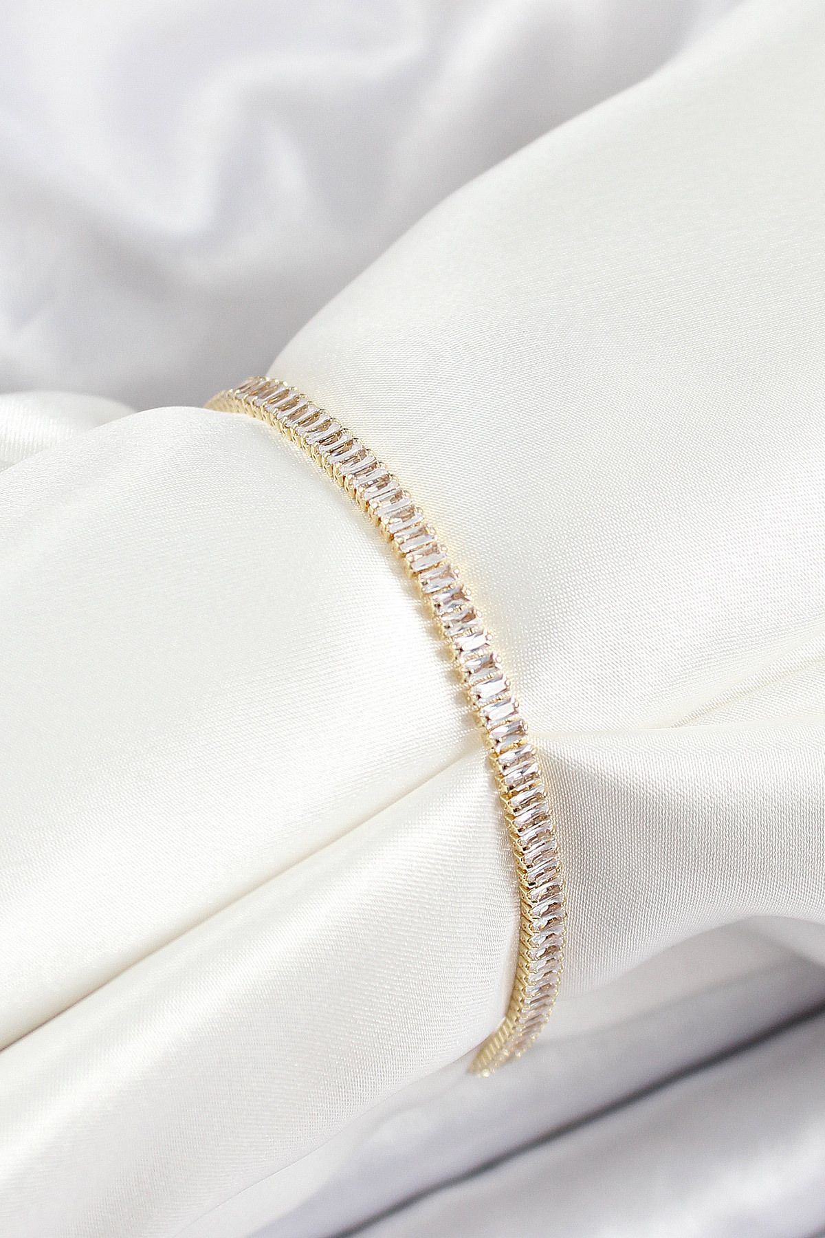 STİLLOVE Pirinç Zirkon Taşlı İnce Su Yolu Model Gold Renk Kadın Bileklik SL12190