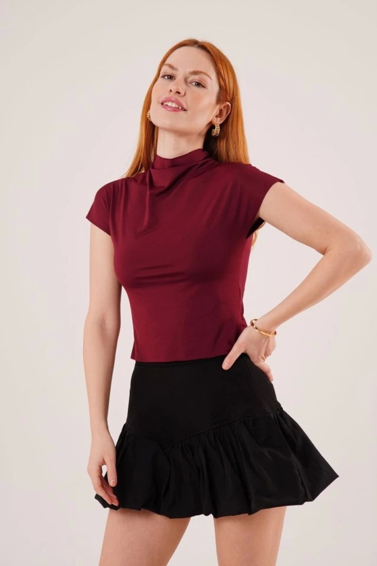 Butik Boğazlı Parlak Kumaş Bordo Crop