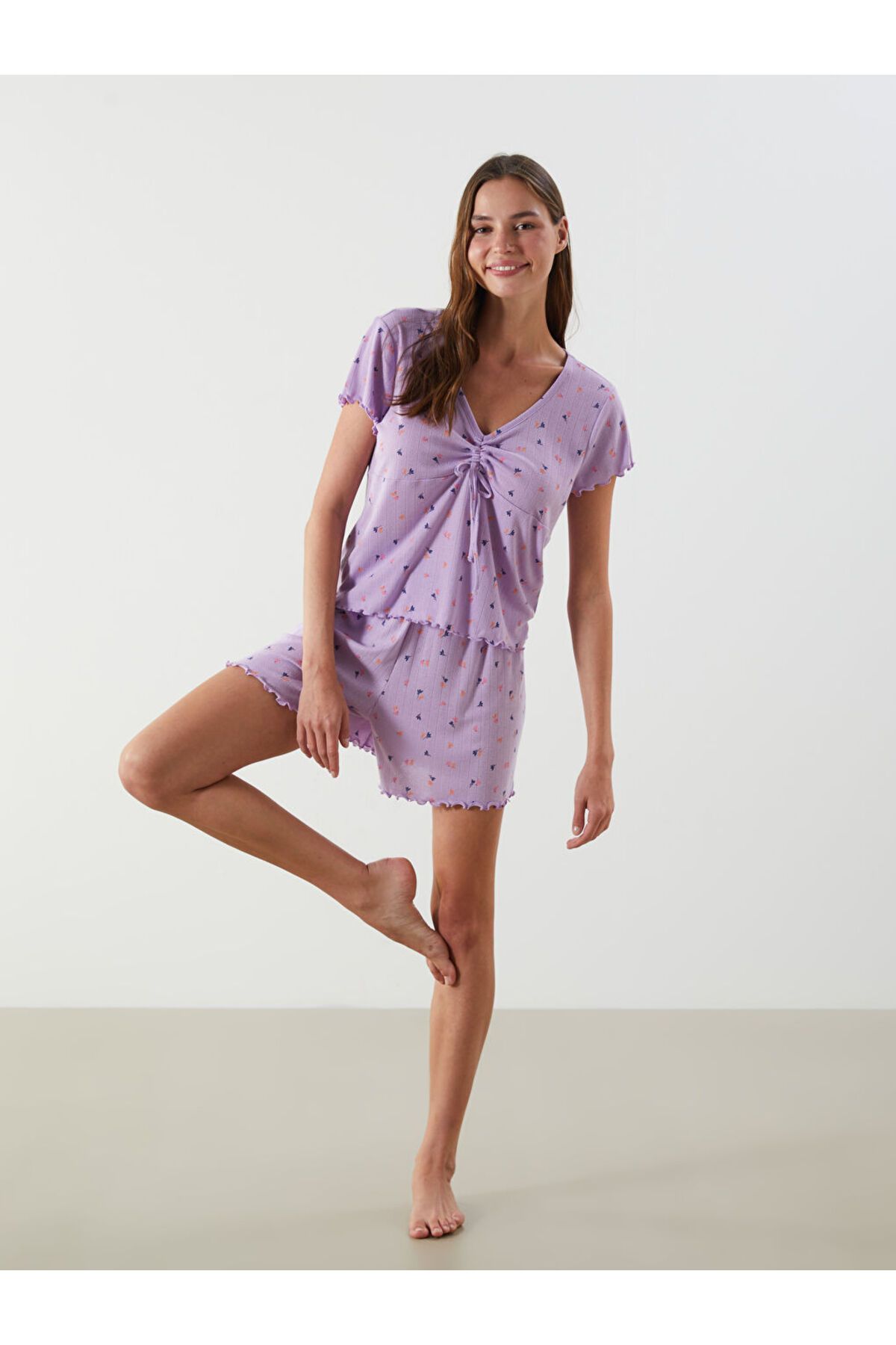 LC Waikiki Yeni Sezon V Yaka Cicekli Kadin Sortlu Pijama Takimi - S5GS74Z8
