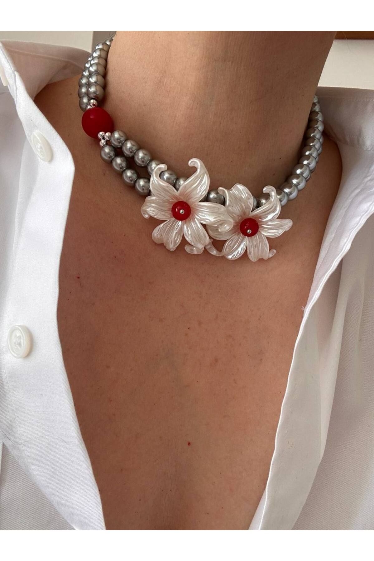 Esmeray Aksesuar Gümüş Renk Rodyum Kaplama Kırmızı Beyaz Akrilik Çiçek Figürlü Choker Kolye Uzunluk 34 cm. 41 cm.