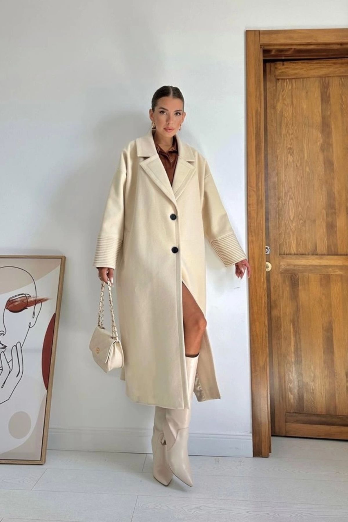 Butik Bej Manşet Detaylı Kaban