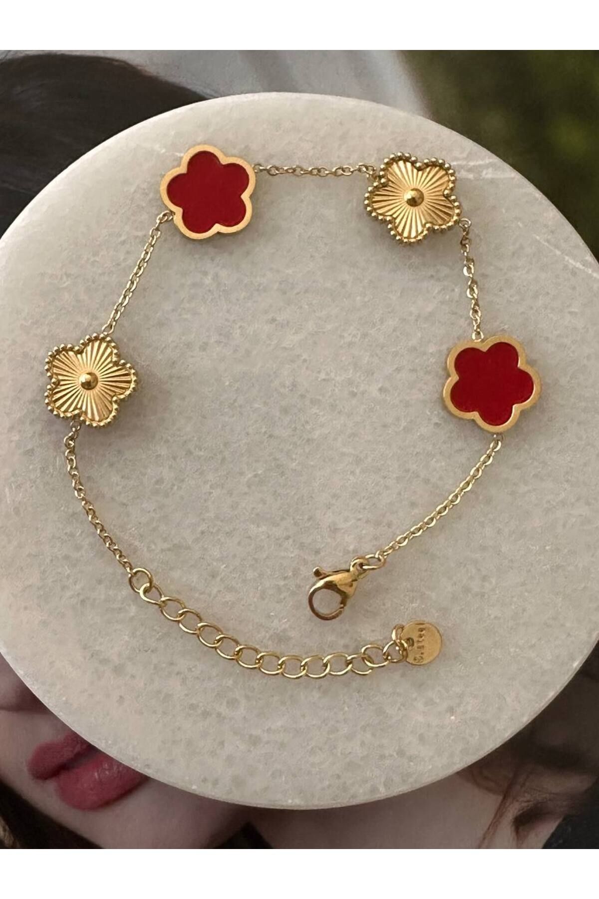 Esmeray Aksesuar Paslanmaz Çelik Gold Renk Kırmızı Yonca Figürlü Bileklik Uzunluk 16 cm. 20 cm.