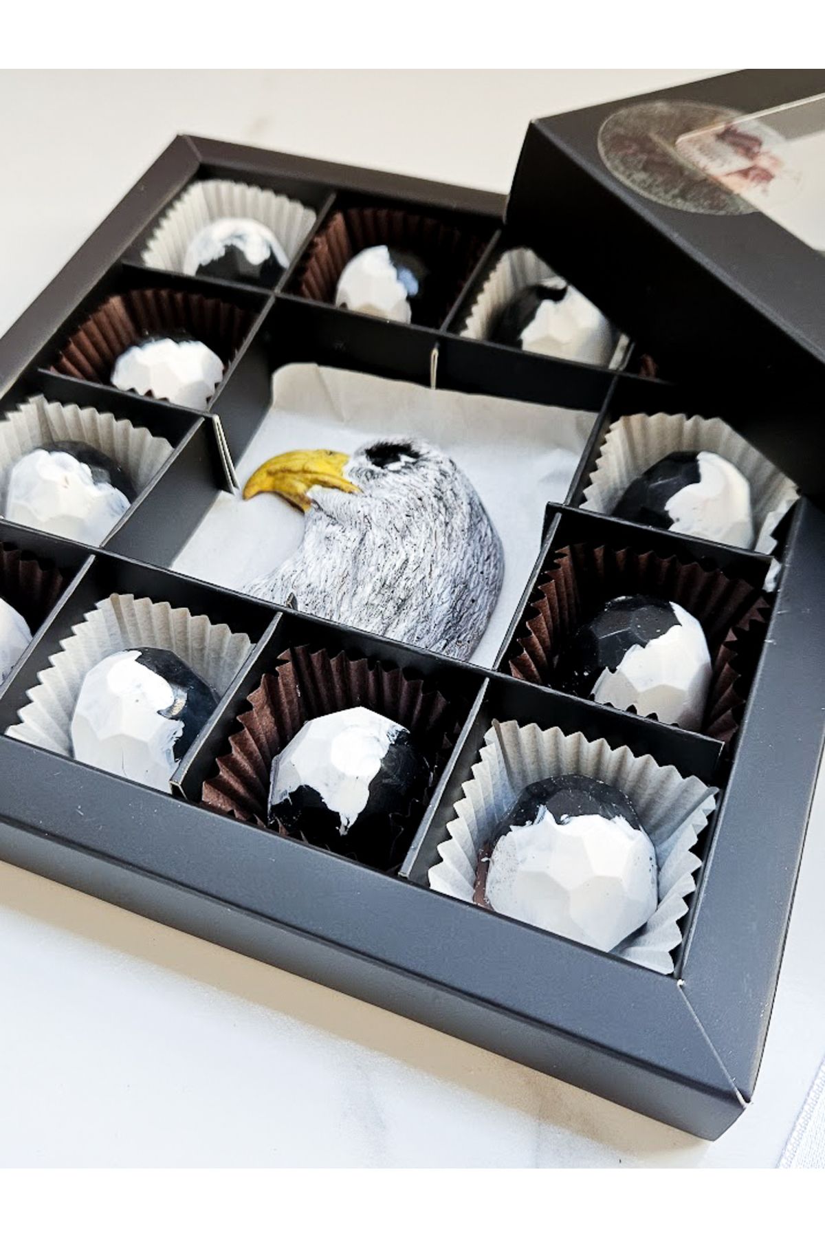 ksana choco Siyah Beyaz Kartal Tasarımlı Özel Çikolata Kutusu – El Yapımı Dolgulu Bonbonlar | KsanaChoco