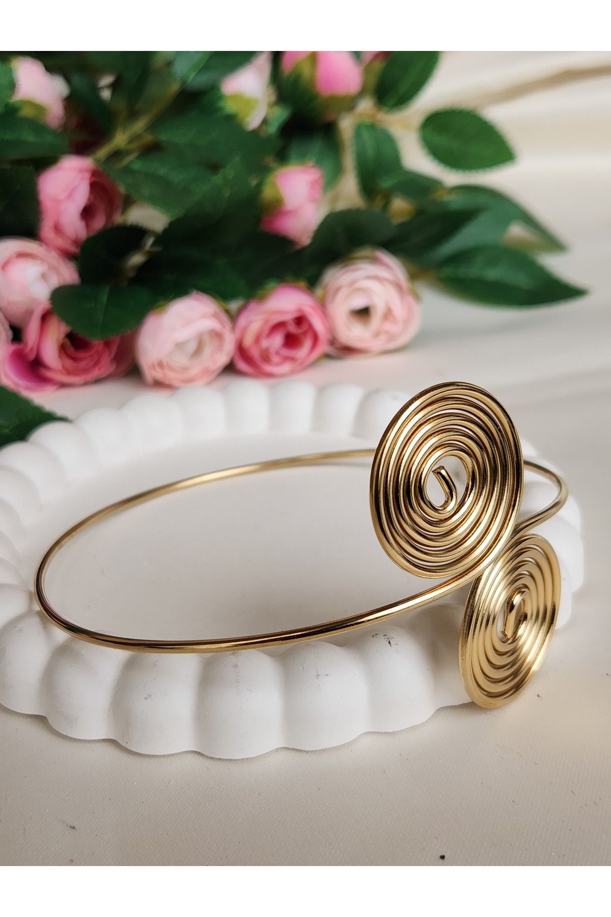 GIHANDMADE Spiral Uçlu Altın Renk Üst Kol ve Pazu Bilekliği – Minimalist Açık Tasarım