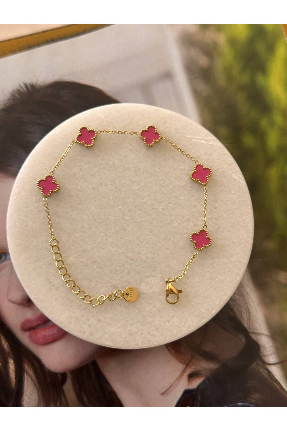 Esmeray Aksesuar Paslanmaz Çelik Gold Renk Pembe Yonca Figürlü Bileklik Uzunluk 16 cm. 20 cm.