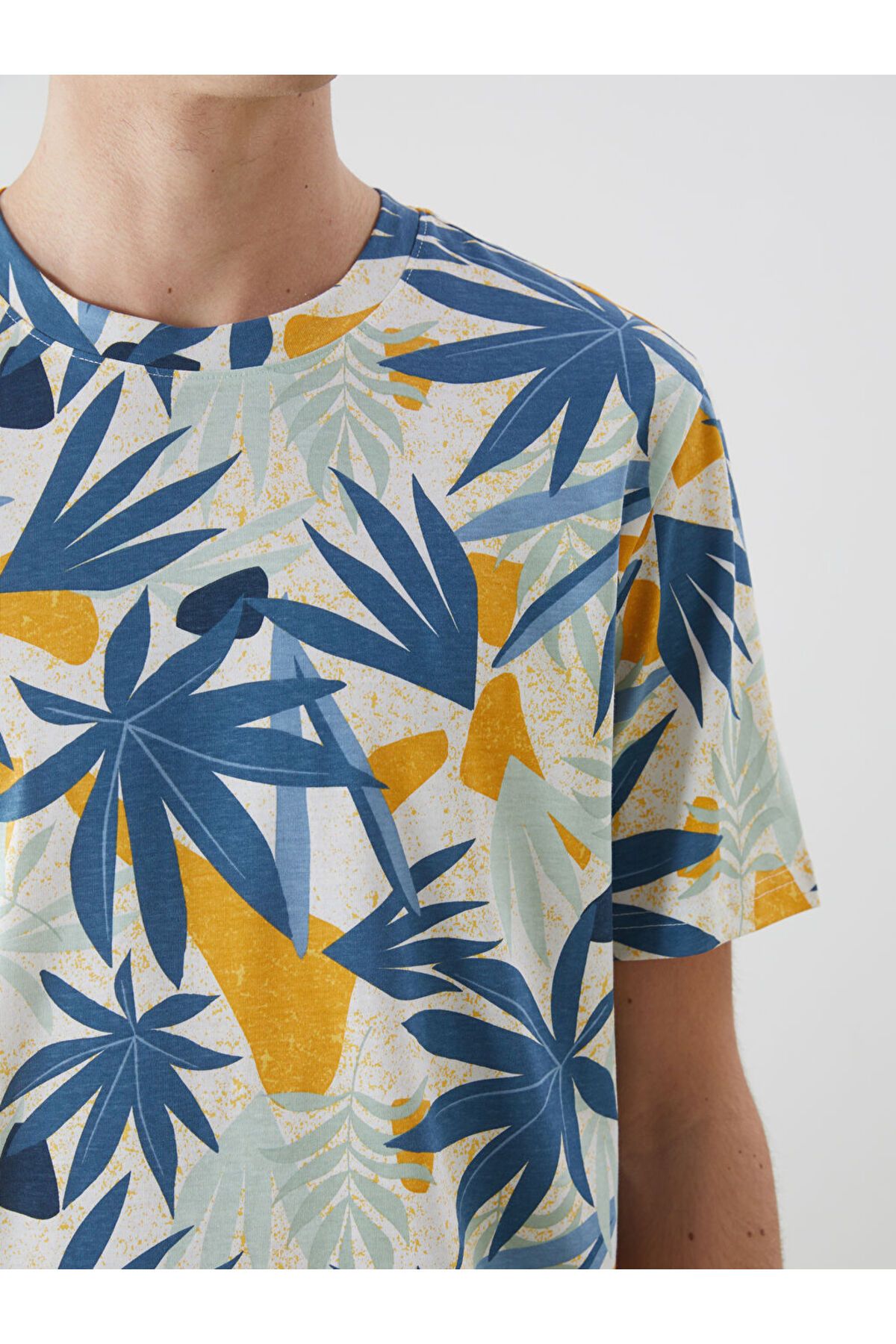 LC Waikiki-New Season Crew Neck εμπριμέ χτενισμένο βαμβακερό ανδρικό Tisort - S5FE24Z8 3