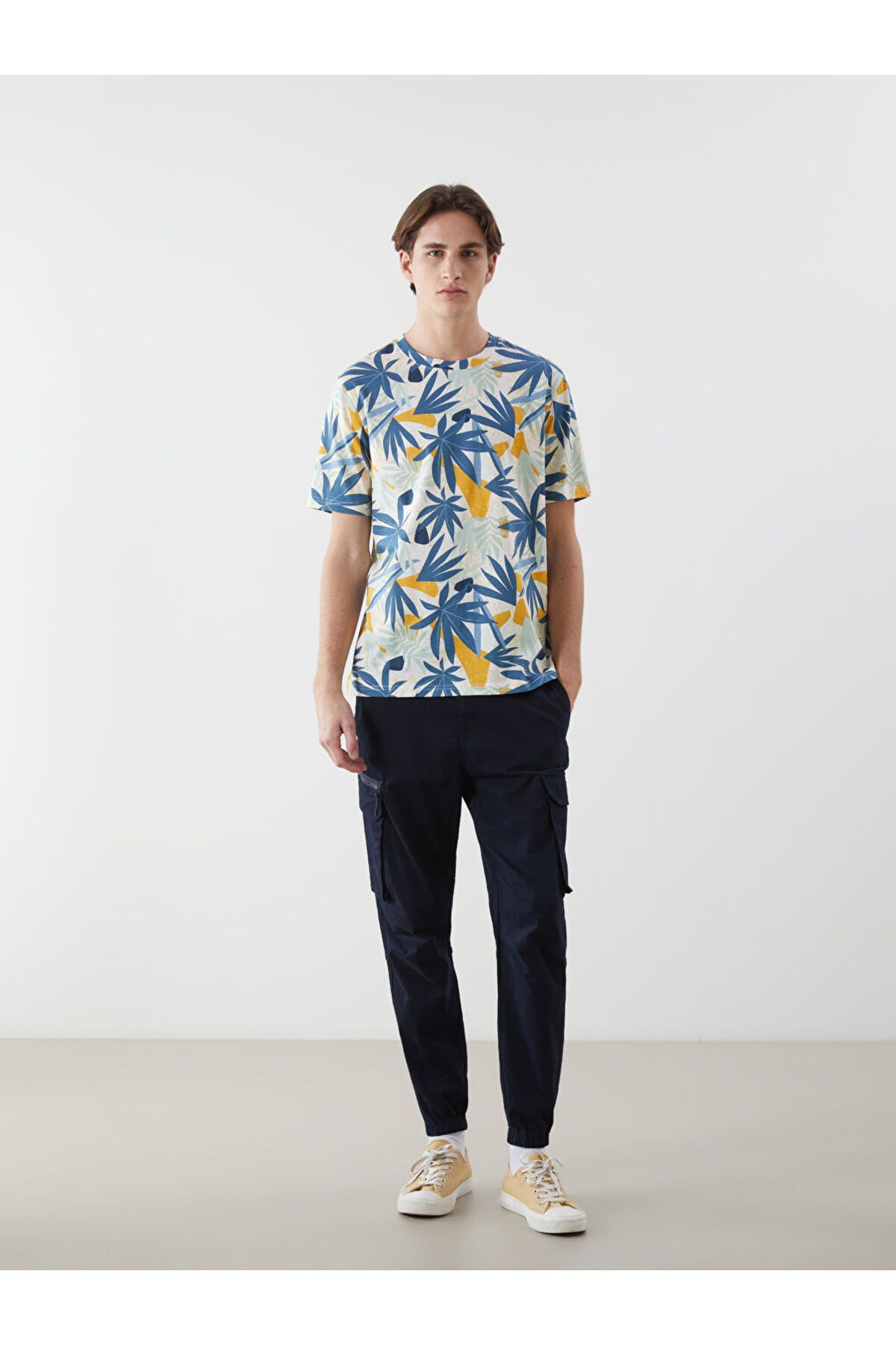 LC Waikiki-New Season Crew Neck εμπριμέ χτενισμένο βαμβακερό ανδρικό Tisort - S5FE24Z8 2