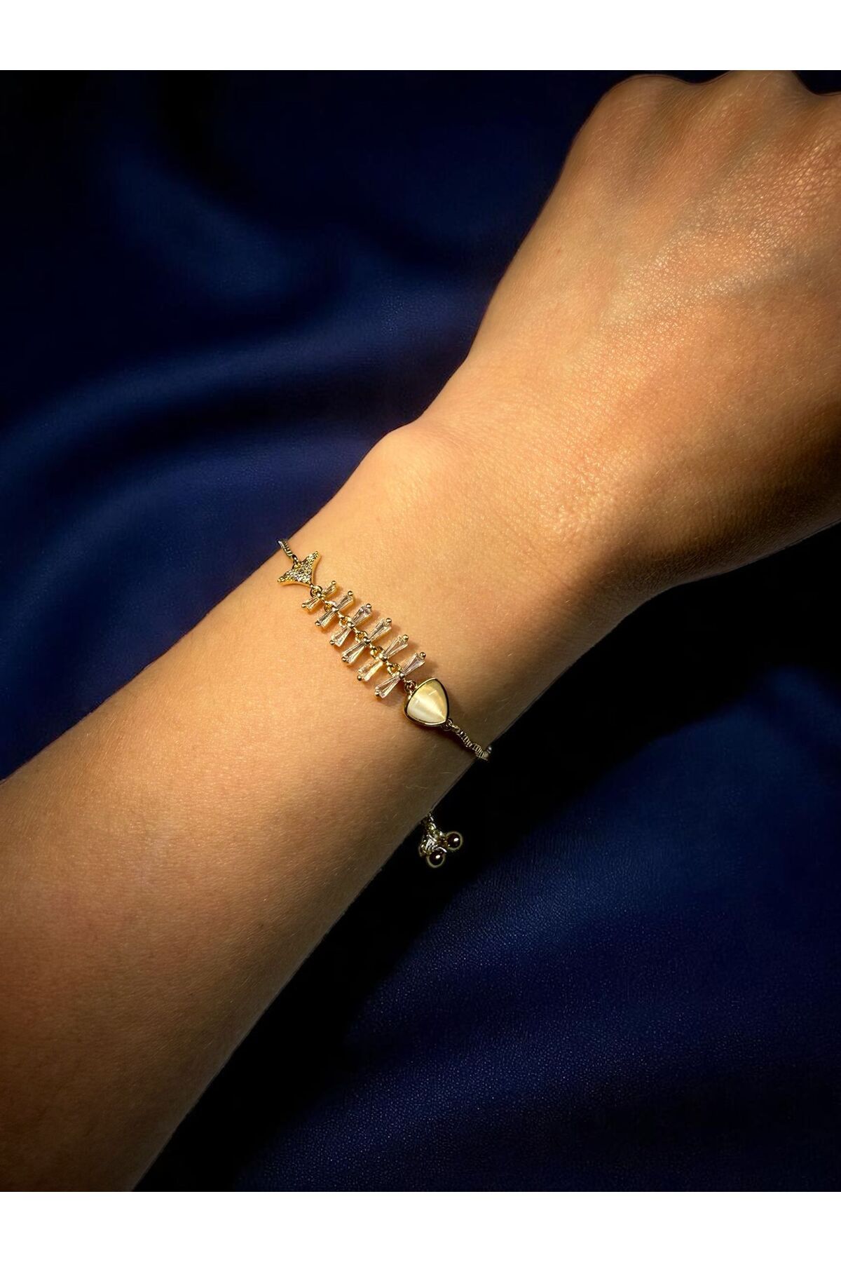 AKMNY BOUTIQUE Kadın Balık İskelet Model Asansör Ayarlamalı Çelik Bileklik Gold