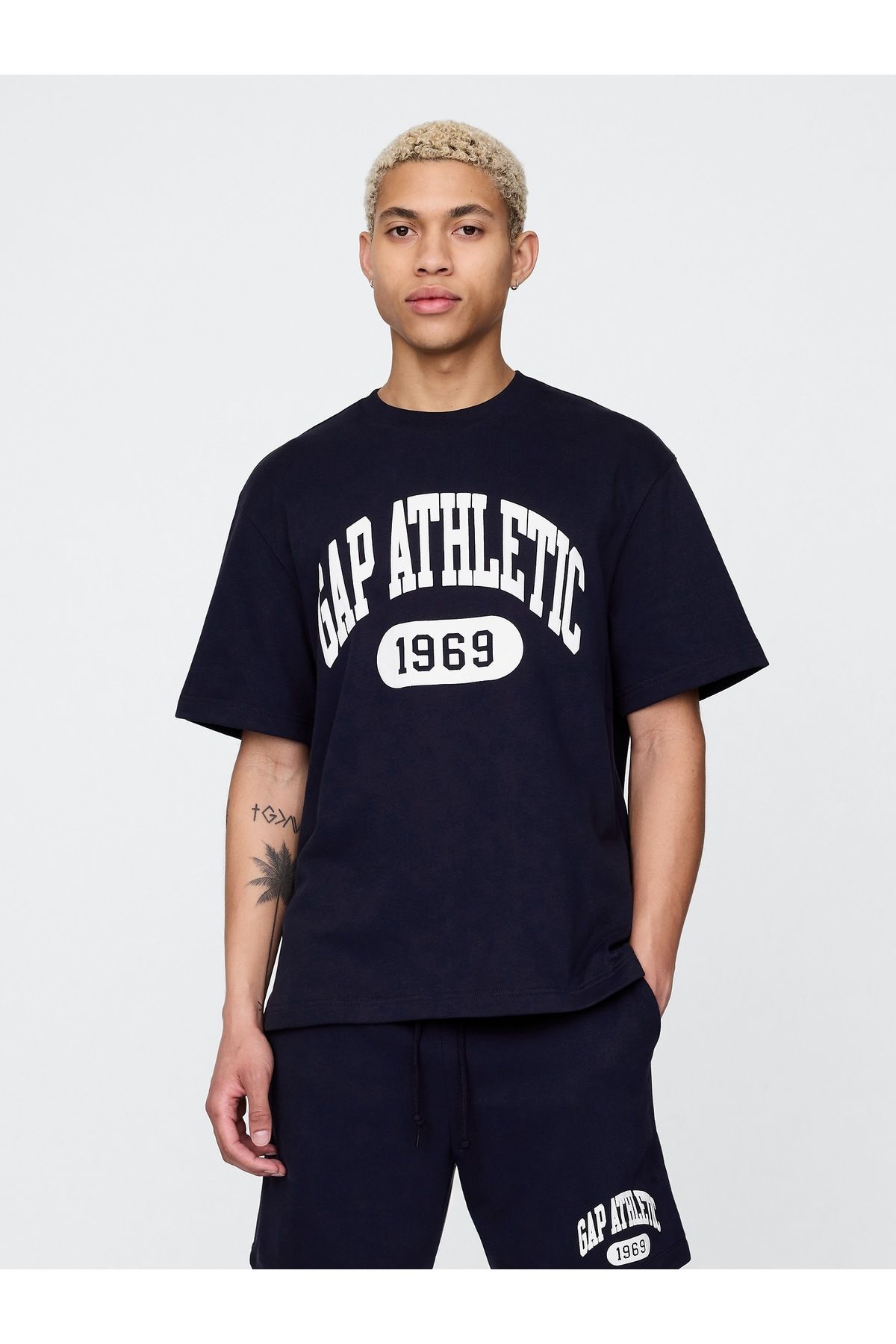 GAP Erkek Siyah VintageSoft Athletic Gap Logo Sweatshirt