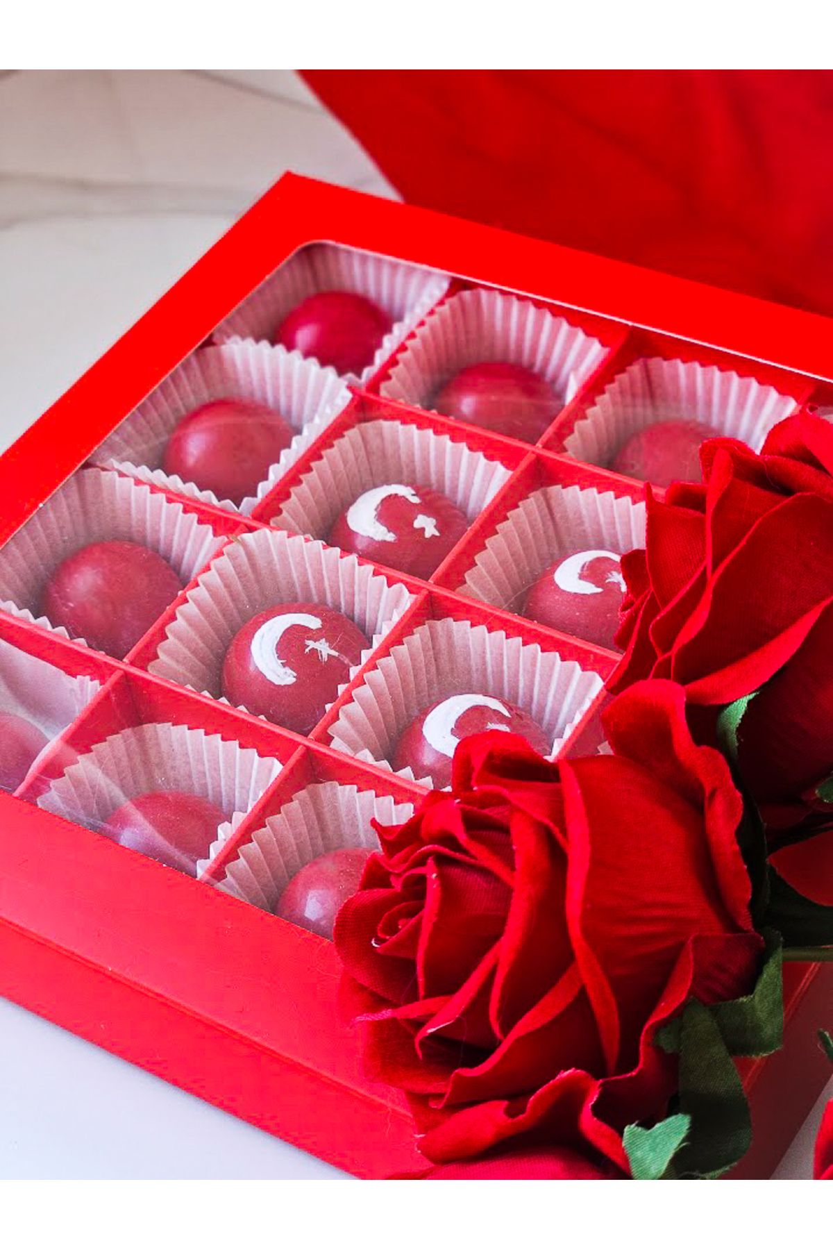 ksana choco Kırmızı Gurme Çikolata Kutusu – Türk Bayrağı Temalı Özel Seri | El Yapımı Belçika Çikolatası