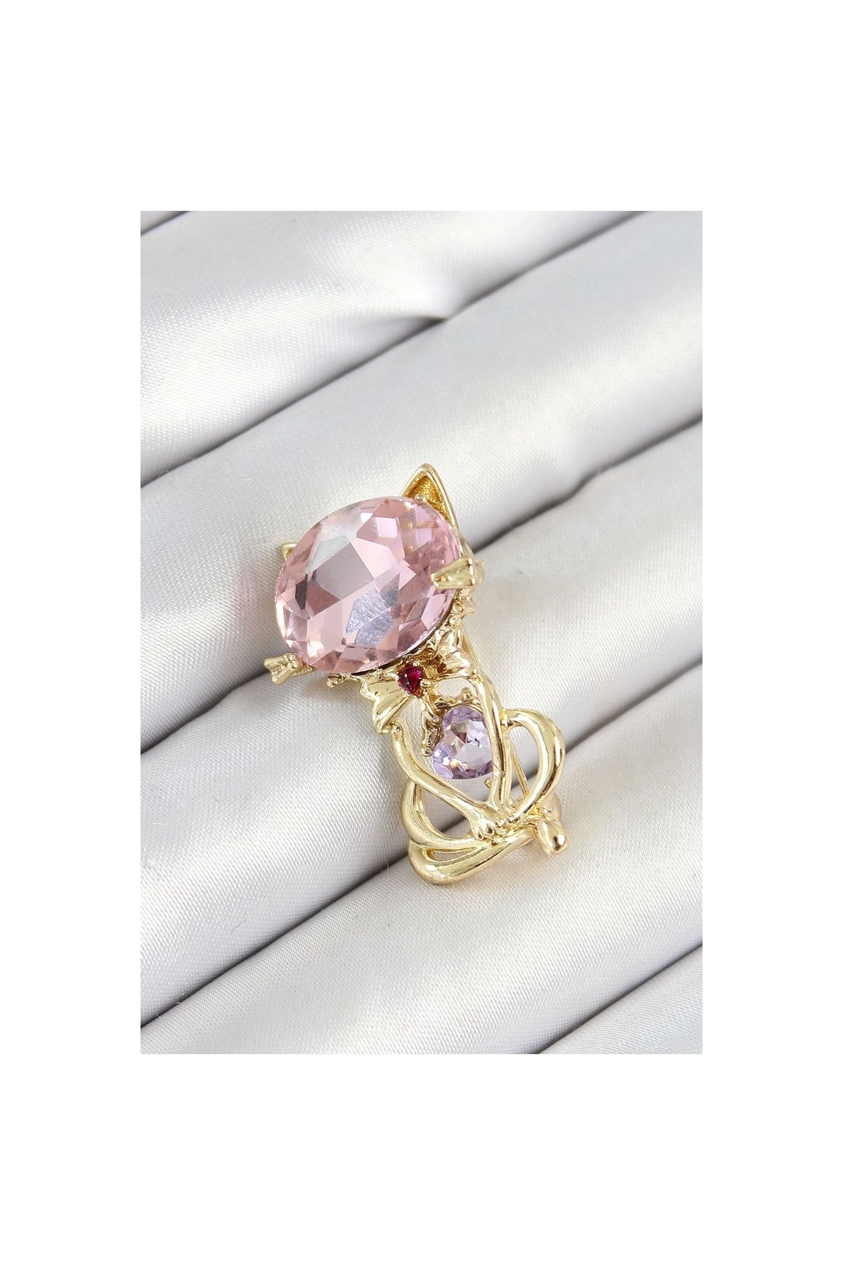 Marsilyan Pembe Zirkon Taşlı Kap Detaylı Kedi Figürlü Gold Renk Kadın Broş - TJ-BR447