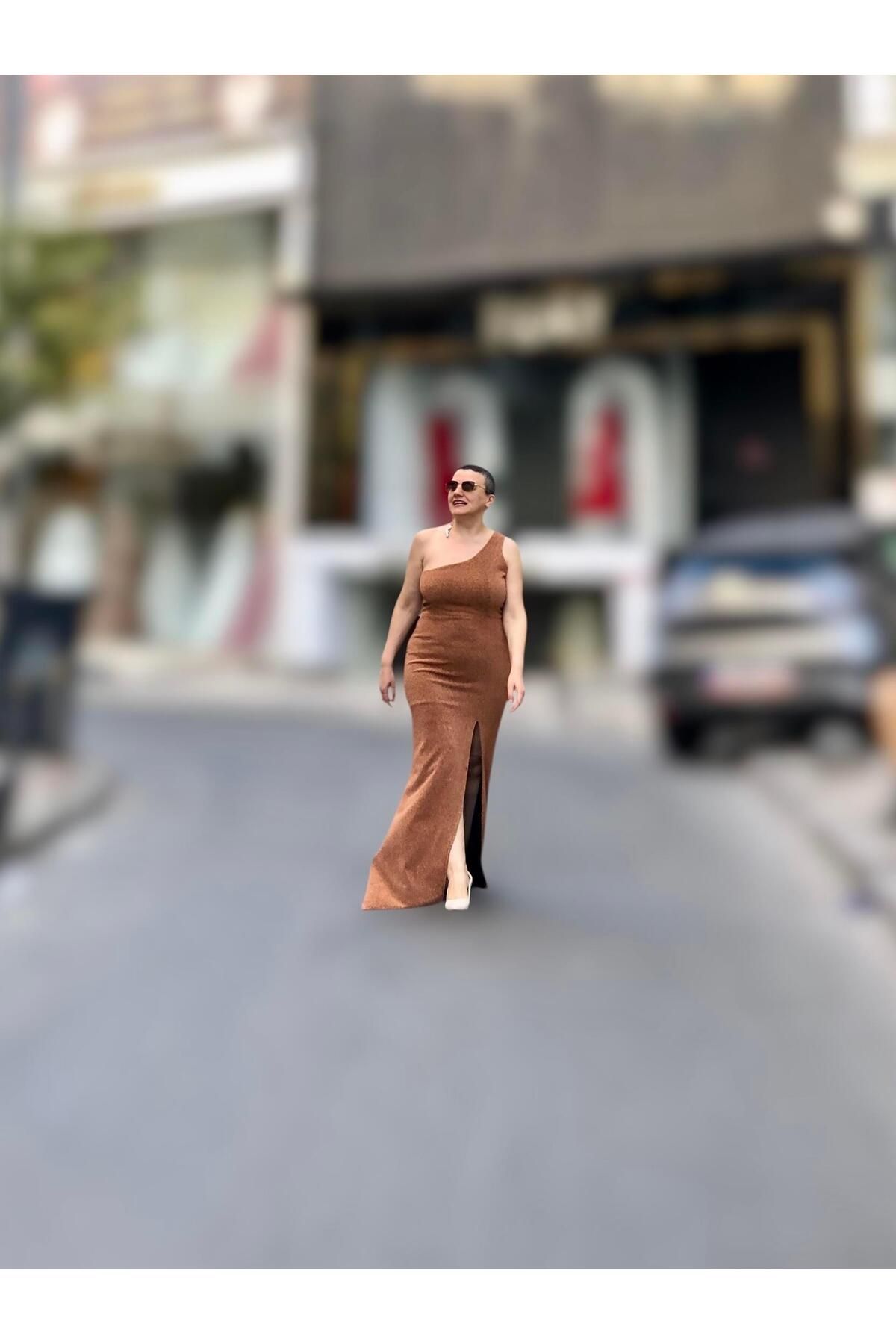 wisteriA SİM GÖRÜNÜMLÜ TEK OMUZ ÖNDEN YIRTMAÇLI ABİYE