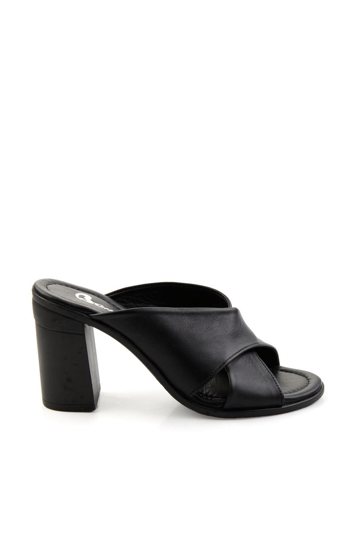 Bambi Siyah Leather Kadın Terlik K04040012503