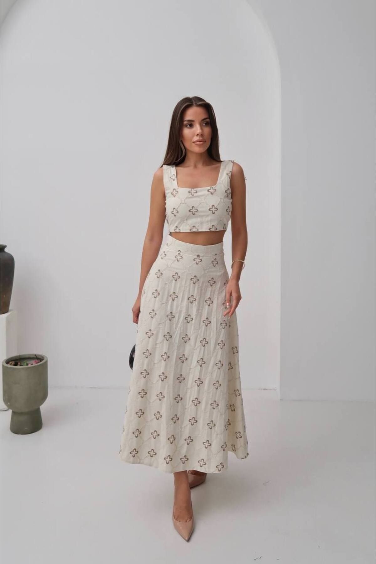 369 etnik butik “Krem Desenli İki Parça Yazlık Takım – Kare Yaka Crop ve A Kesim Etek”