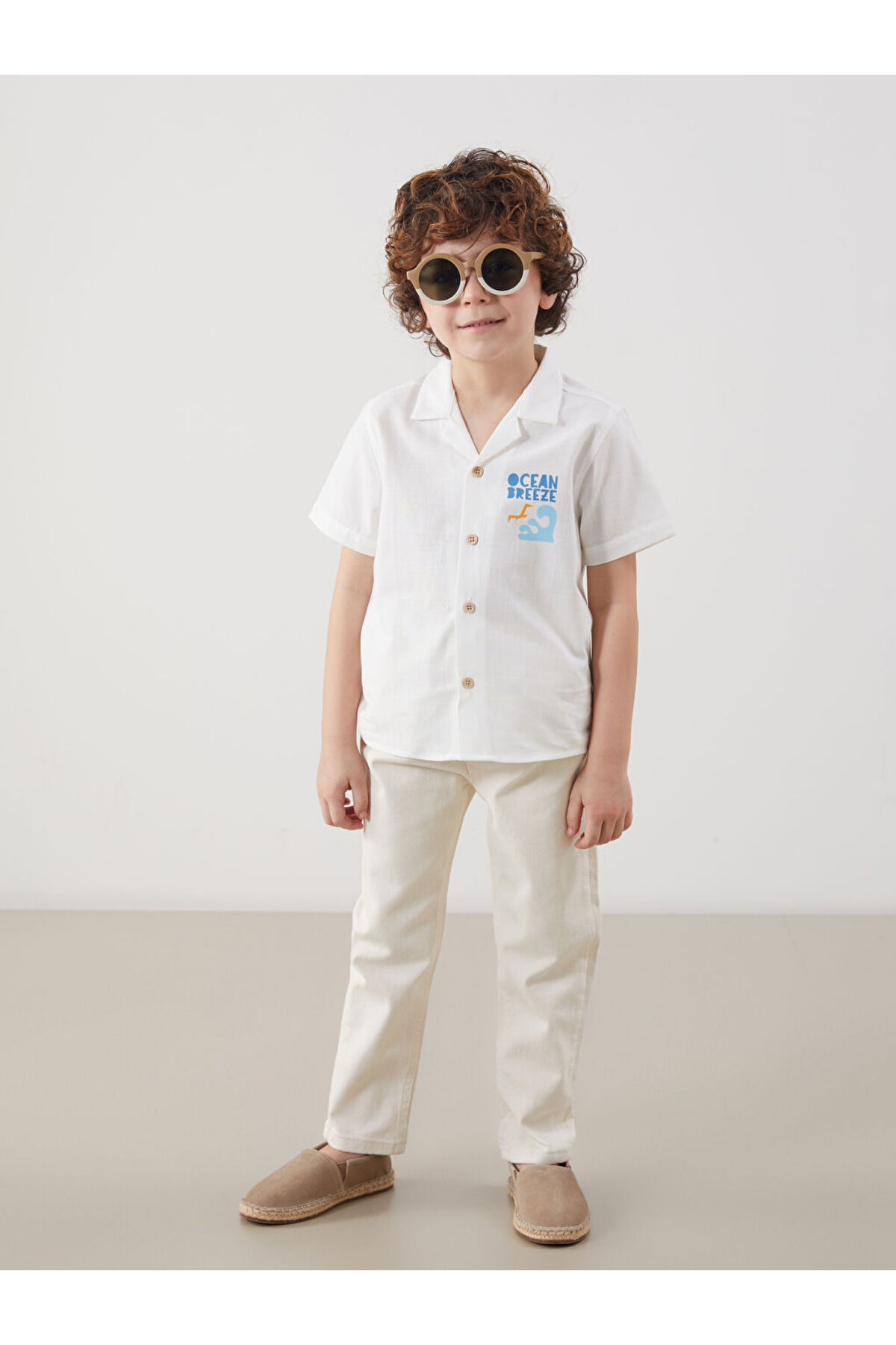 LC Waikiki Beyaz Resort Yaka Baskılı Erkek Çocuk Gömlek fotoğrafı 2 (önizleme)