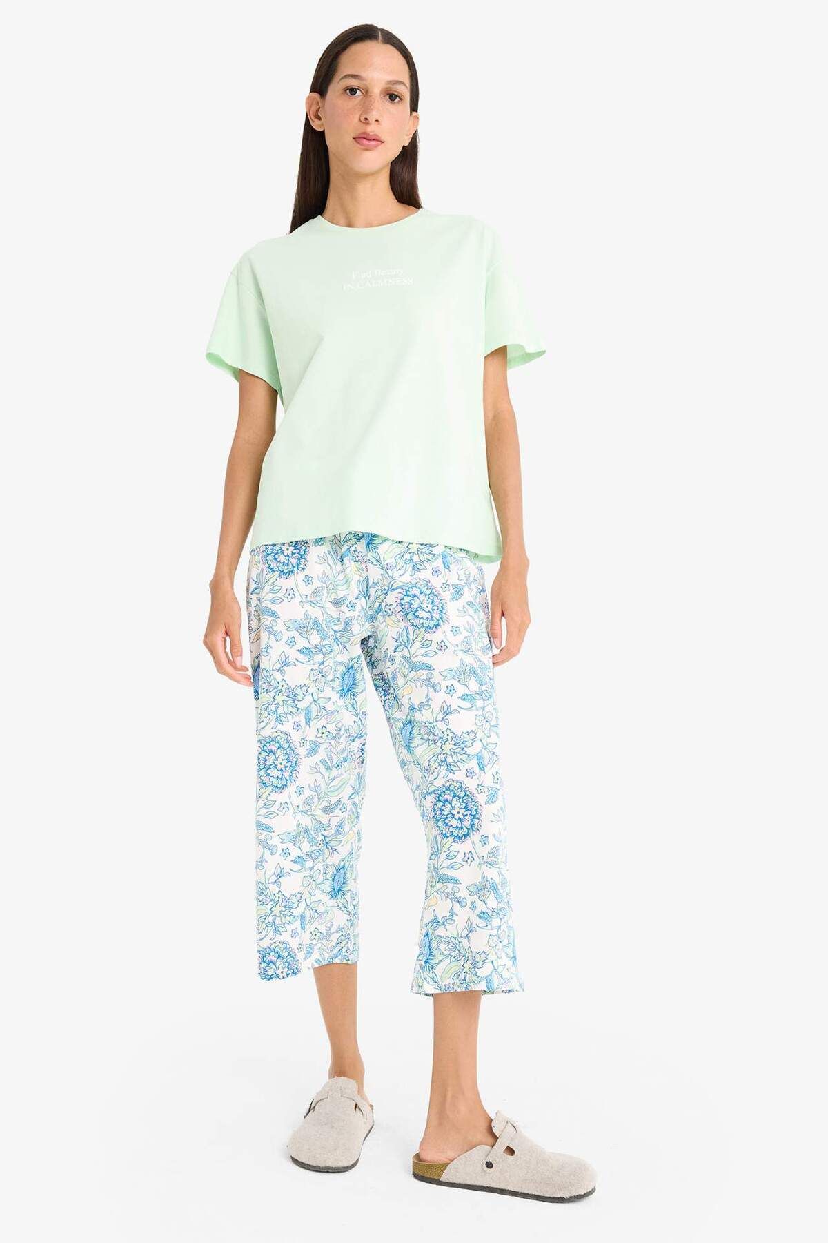 DeFacto Regular Fit Kısa Kollu Üst Esnek Belli Desenli Kapri Alt-Fall in Love F3138AX25SM