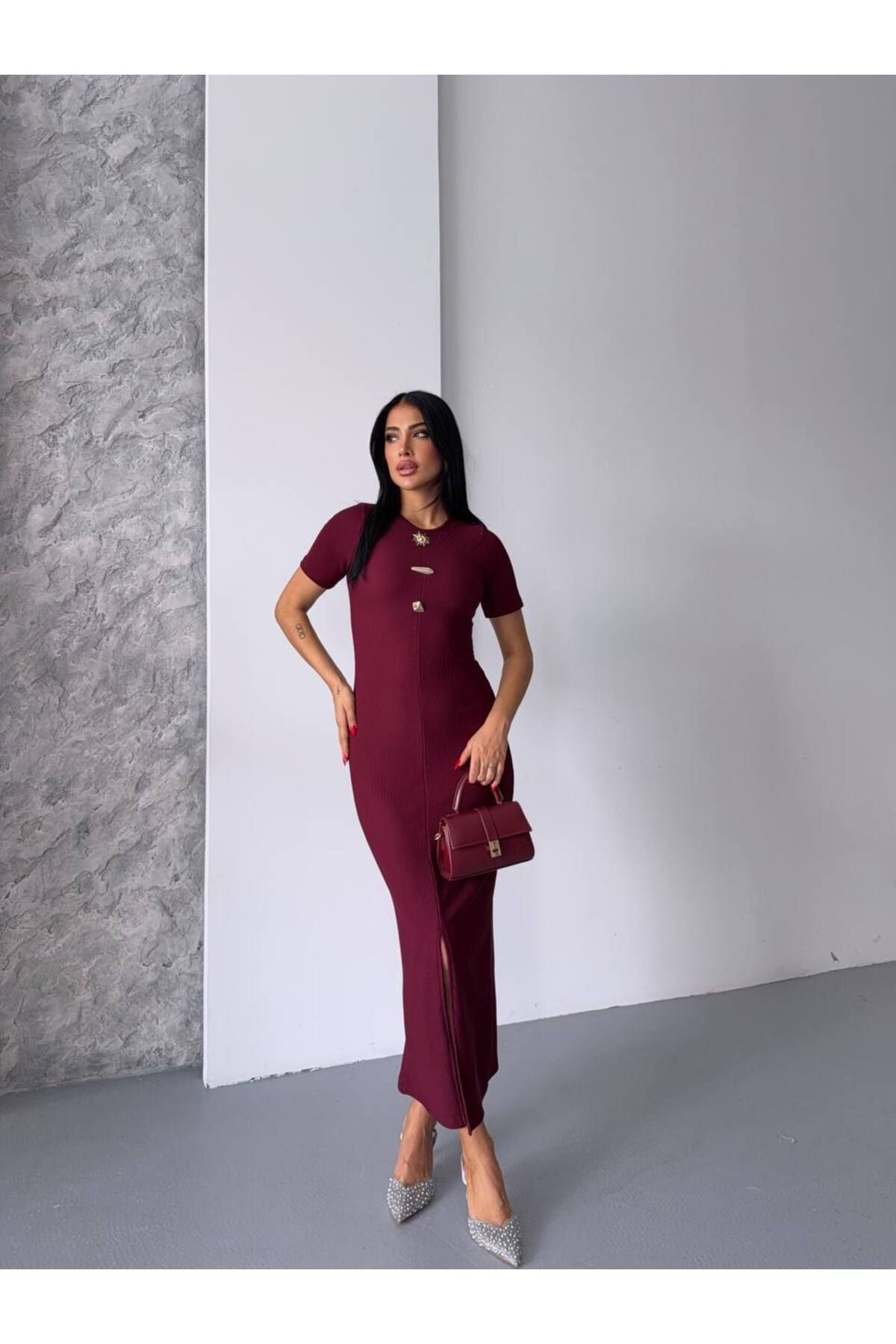 Castivo Fashion Broş Detaylı Yırtmaçlı Kısa Kollu Fit Elbise