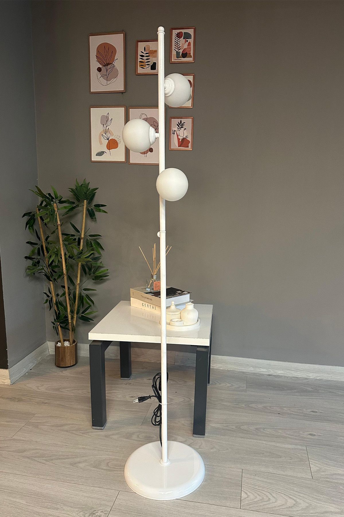 SerenityHaven Lambader Beyaz Cam Başlık Modern Dekoratif Metal Oturma Odası Çalışma Odası Zemin Lambası