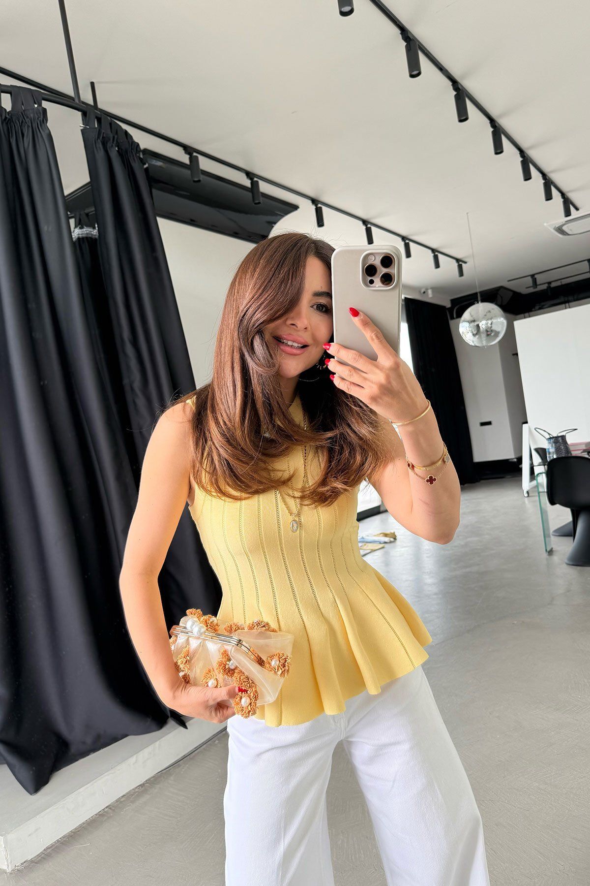 Özge Özgenç Volanlı Kolsuz Bluz