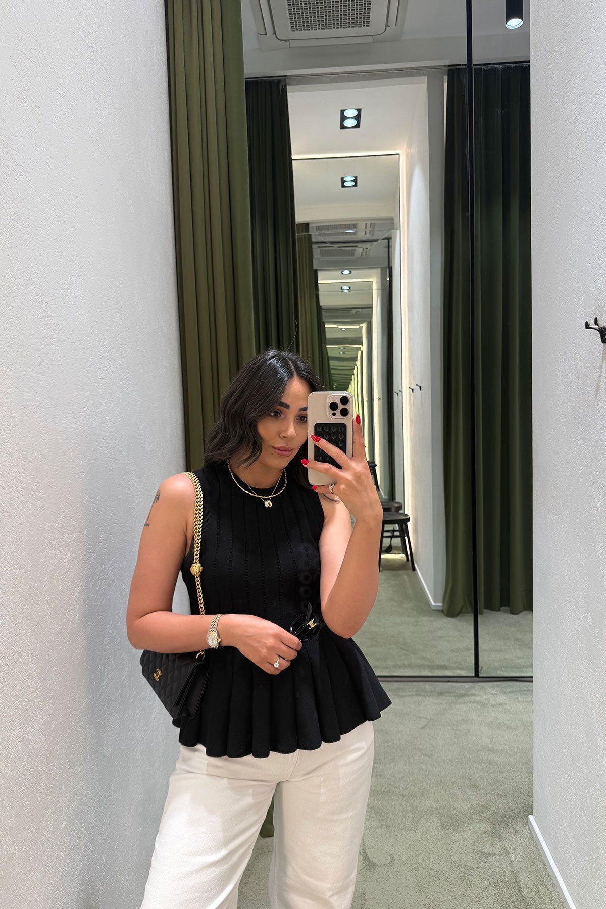 Özge Özgenç Volanlı Kolsuz Bluz