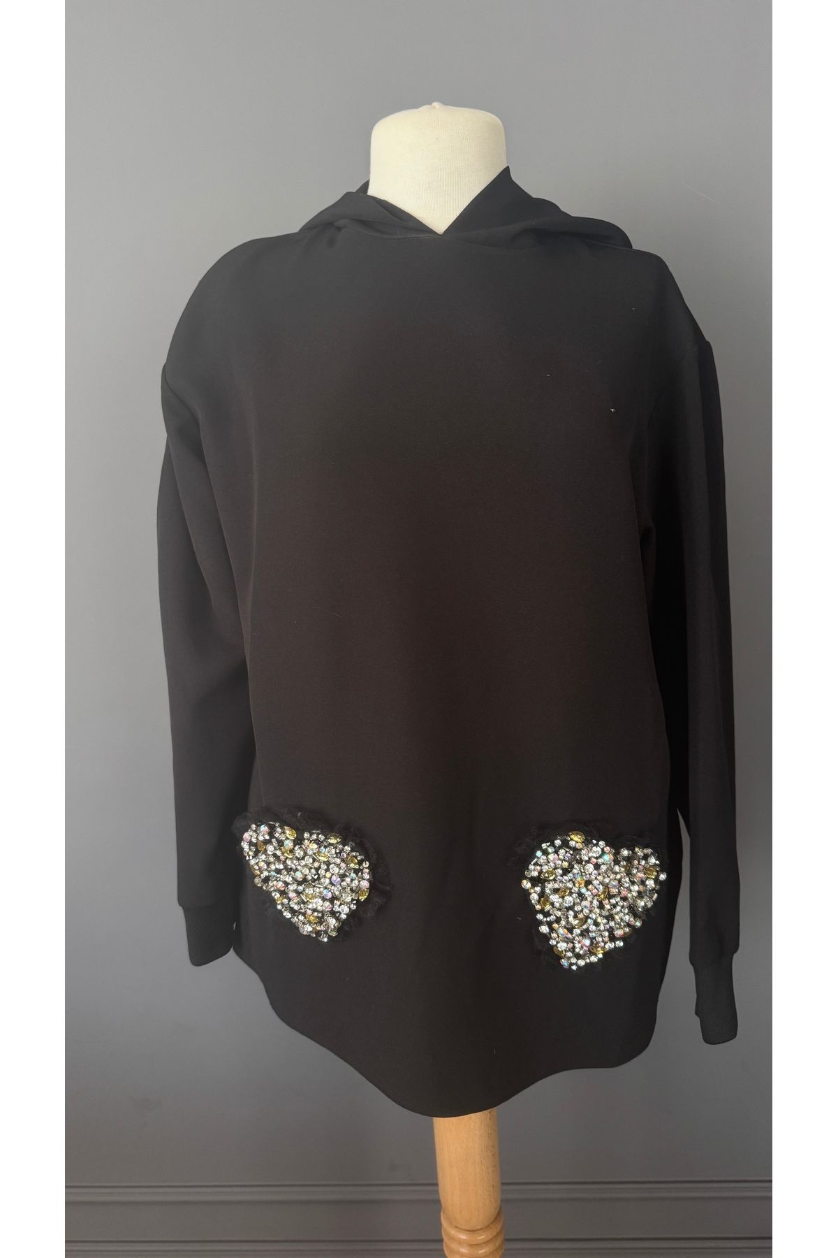 Kübra Tekin İşlemeli Tasarım Siyah Sweatshirt