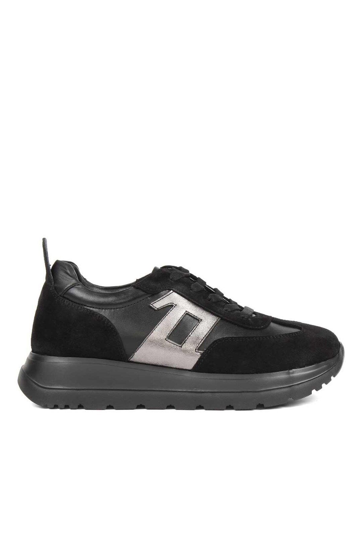 Celal Gültekin Kadın Siyah Bağcıklı Kalın Tabanlı Süet Deri Sneaker