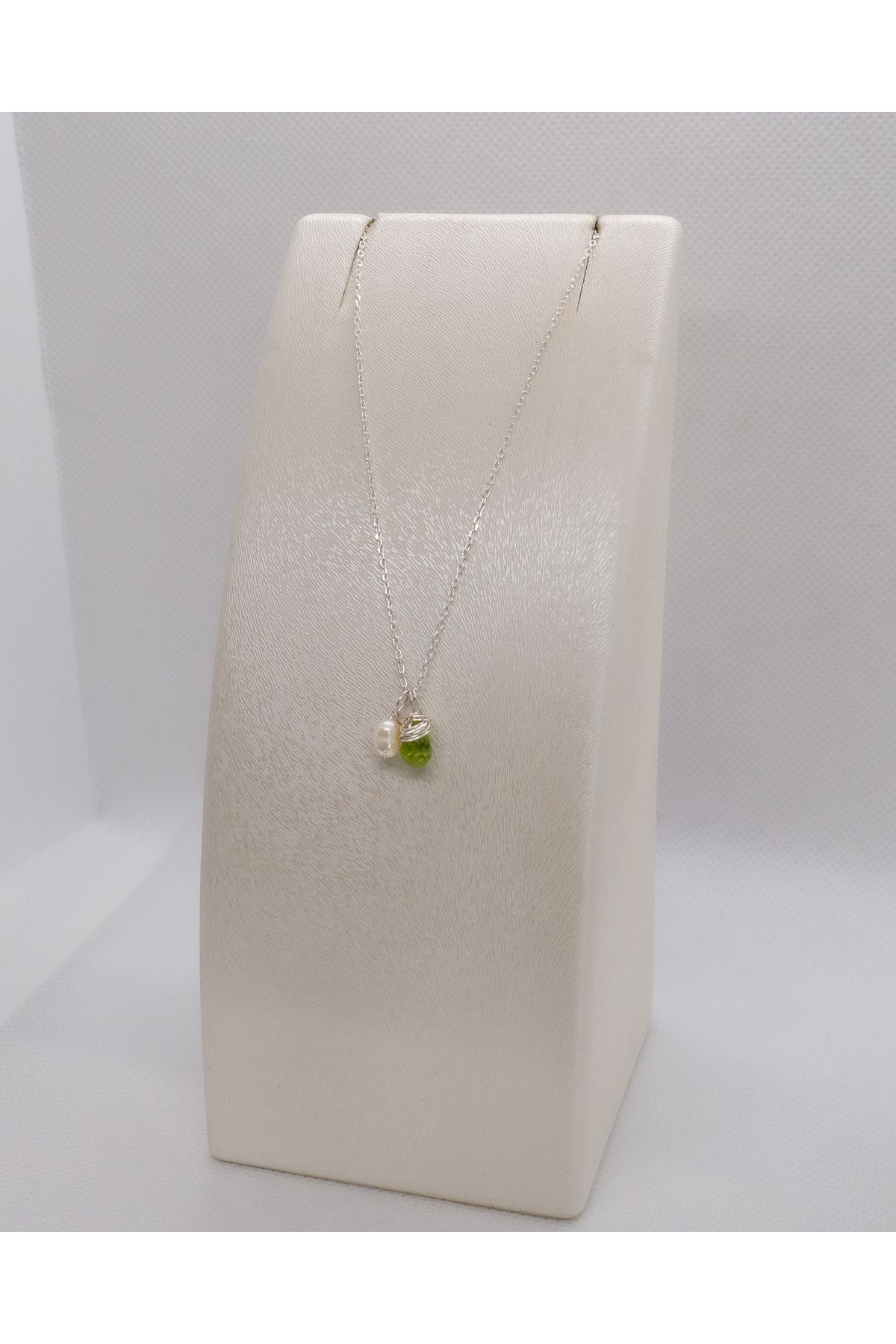 Luna Gerçek İnci ve Zebercet (Peridot) Doğal Taşlı Minimal Gümüş Kolye